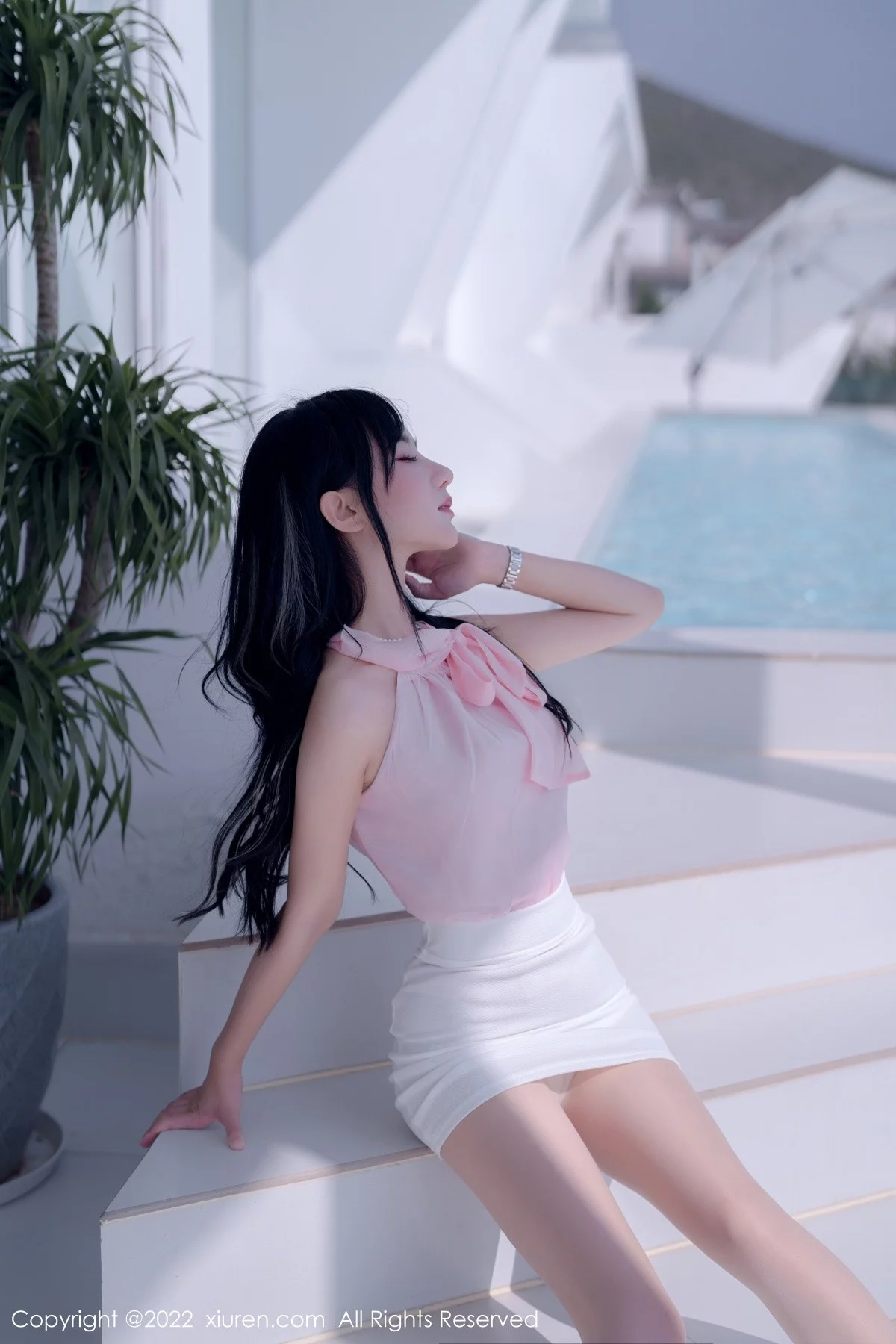 [[XiuRen秀人网]秀人网]No.5318_女神小果冻儿大理旅拍性感粉色上衣配白色短裙秀美腿诱惑写真76P