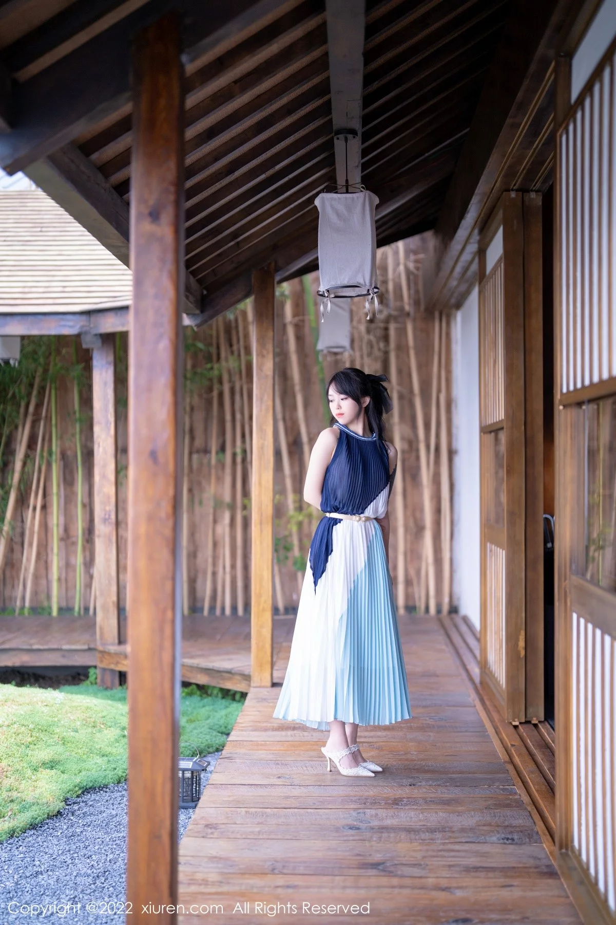 [[XiuRen秀人网]秀人网]No.5327_模特奶瓶大理旅拍脱连衣裙露性感蕾丝内衣秀苗条身材诱惑写真53P