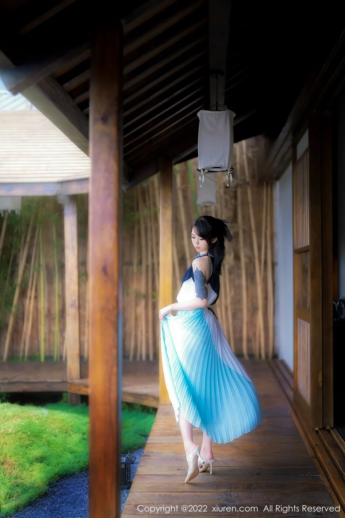 [[XiuRen秀人网]秀人网]No.5327_模特奶瓶大理旅拍脱连衣裙露性感蕾丝内衣秀苗条身材诱惑写真53P