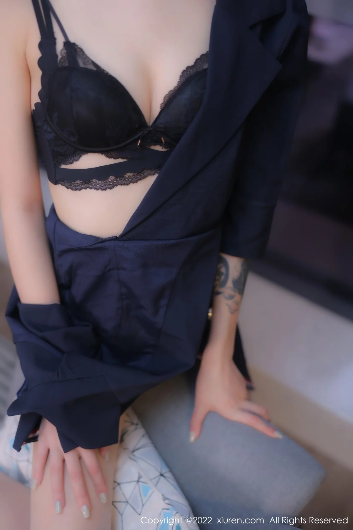 [[XiuRen秀人网]秀人网]No.5329_模特77qiqi私房半脱露性感蓝色蕾丝内衣配超薄肉丝完美诱惑写真98P