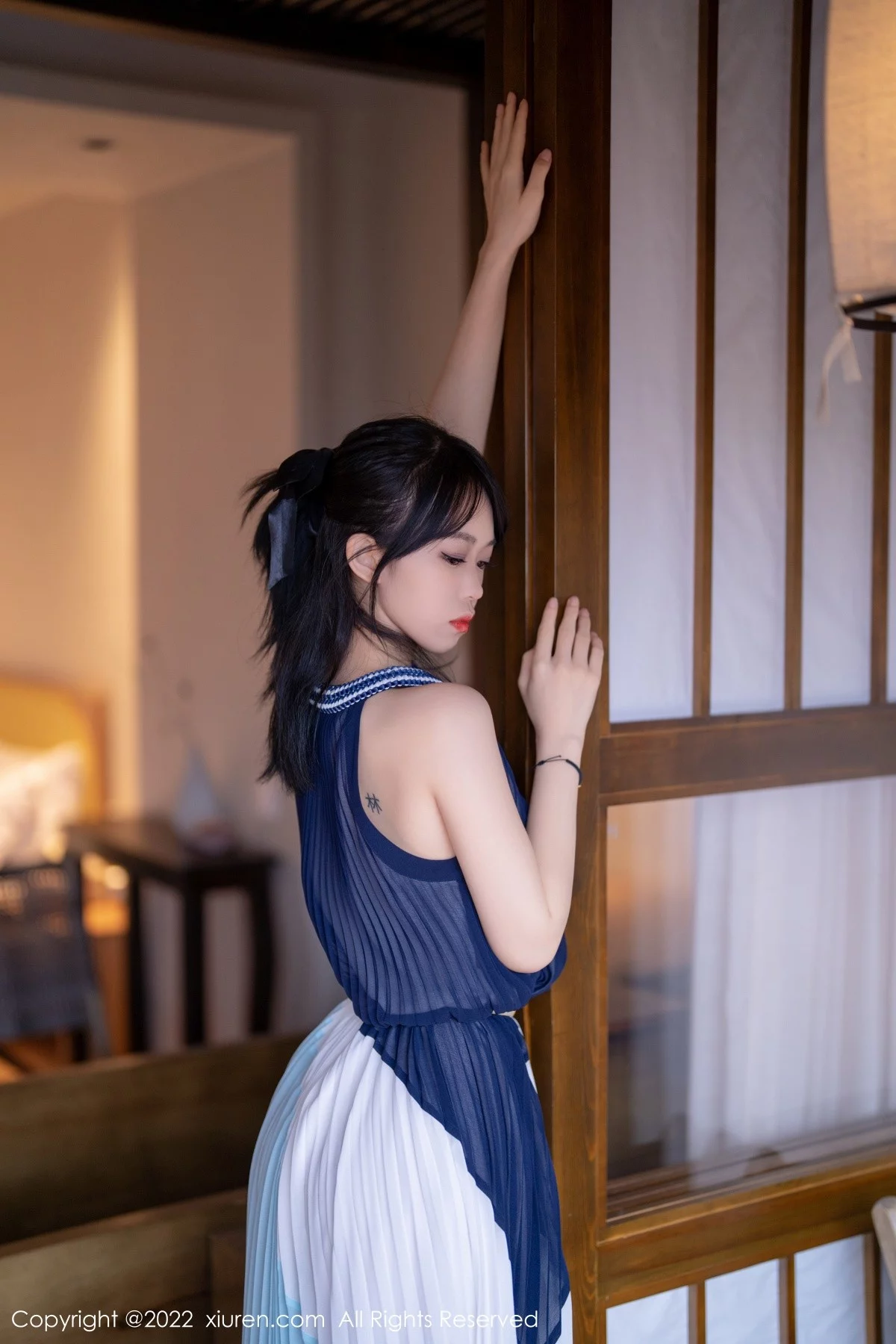 [[XiuRen秀人网]秀人网]No.5327_模特奶瓶大理旅拍脱连衣裙露性感蕾丝内衣秀苗条身材诱惑写真53P