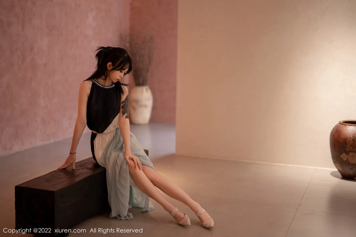 [[XiuRen秀人网]秀人网]No.5327_模特奶瓶大理旅拍脱连衣裙露性感蕾丝内衣秀苗条身材诱惑写真53P