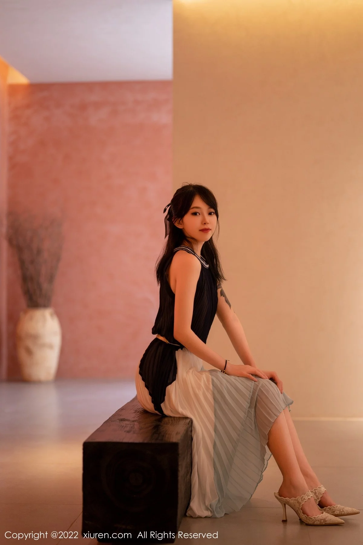 [[XiuRen秀人网]秀人网]No.5327_模特奶瓶大理旅拍脱连衣裙露性感蕾丝内衣秀苗条身材诱惑写真53P