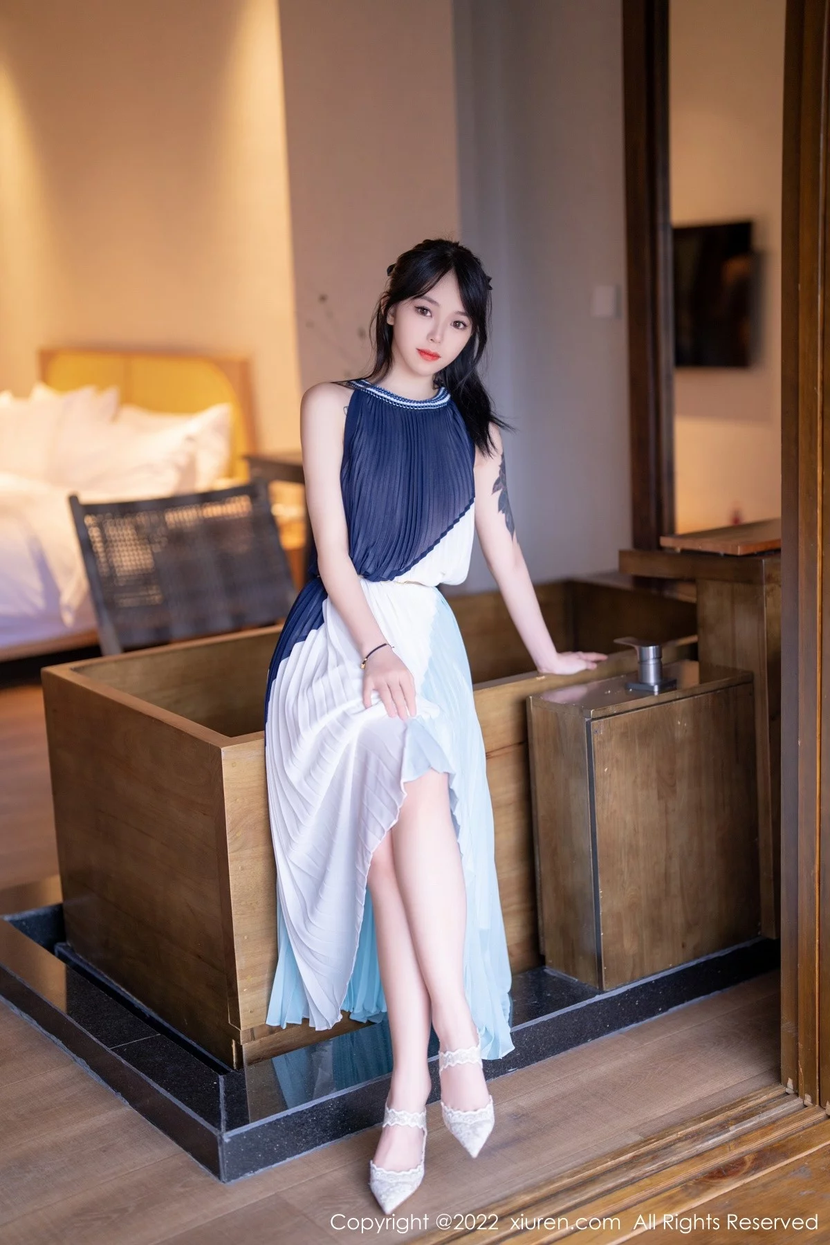 [[XiuRen秀人网]秀人网]No.5327_模特奶瓶大理旅拍脱连衣裙露性感蕾丝内衣秀苗条身材诱惑写真53P