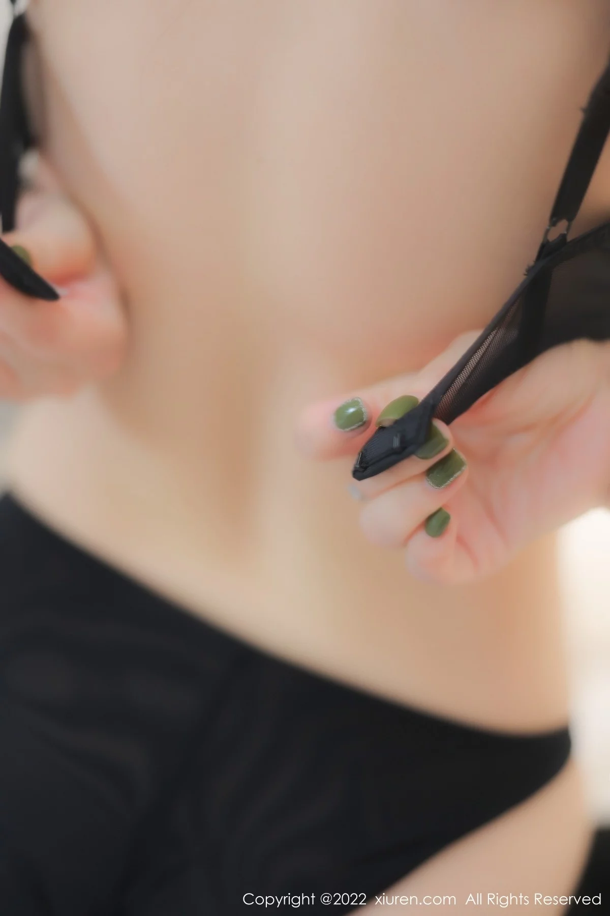 [[XiuRen秀人网]秀人网]No.5335_模特诗诗kiki大理旅拍半脱黑色条纹T恤露性感蕾丝内衣诱惑写真83P