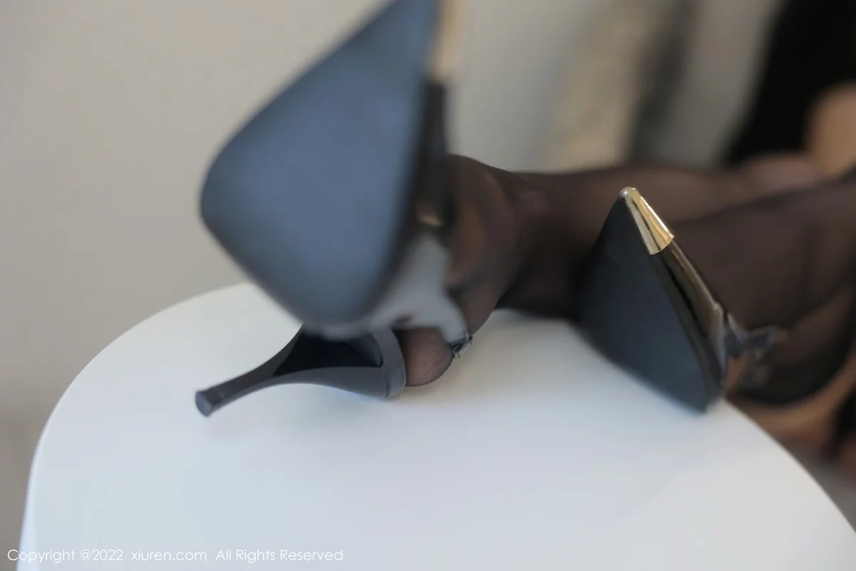 [[XiuRen秀人网]秀人网]No.5335_模特诗诗kiki大理旅拍半脱黑色条纹T恤露性感蕾丝内衣诱惑写真83P