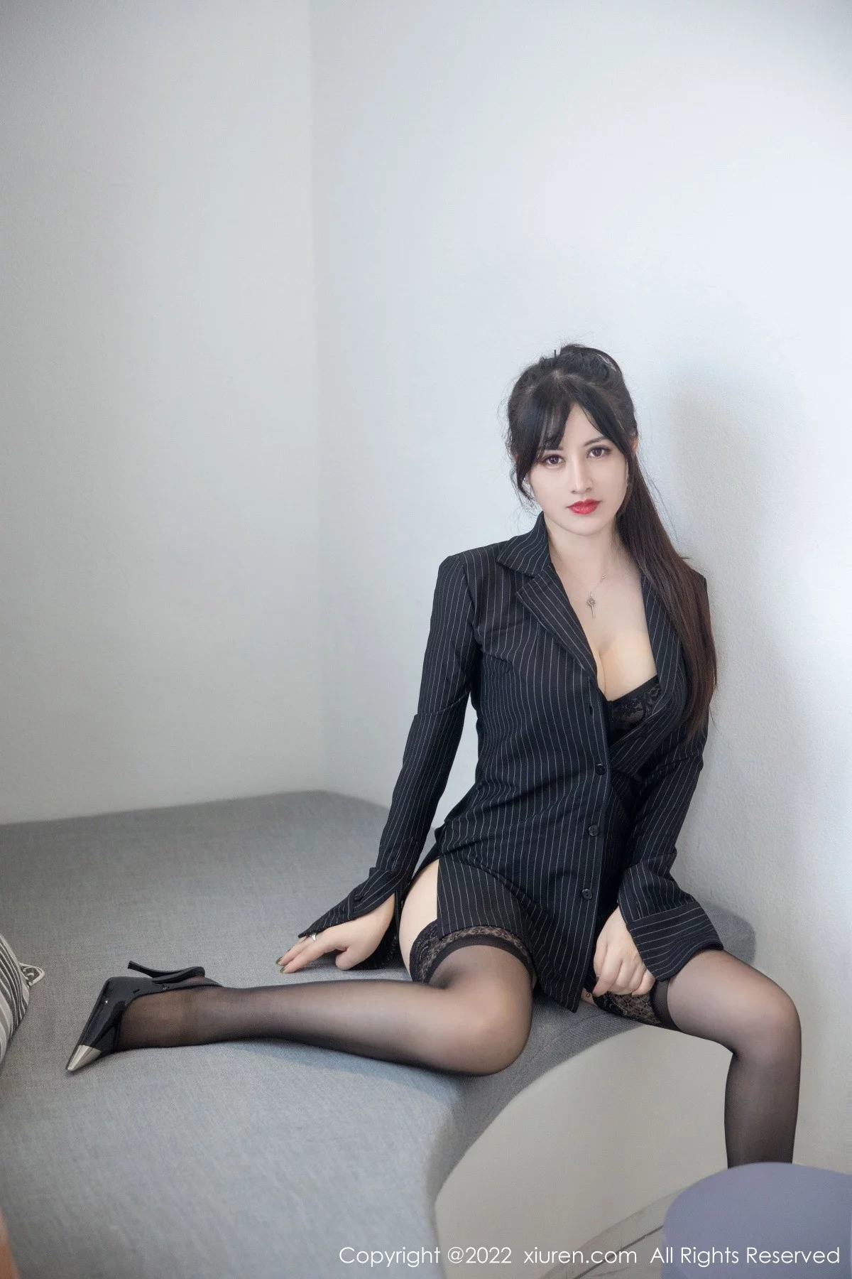 [[XiuRen秀人网]秀人网]No.5335_模特诗诗kiki大理旅拍半脱黑色条纹T恤露性感蕾丝内衣诱惑写真83P