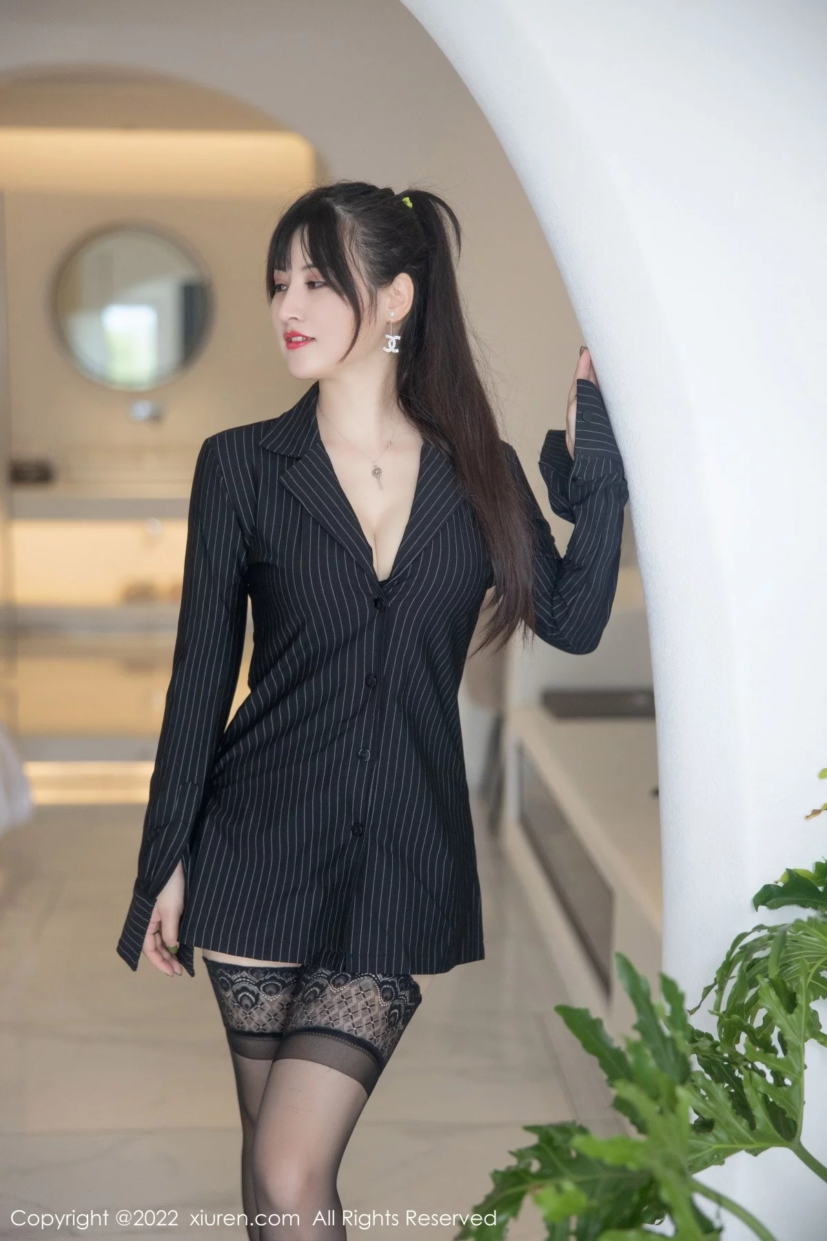 [[XiuRen秀人网]秀人网]No.5335_模特诗诗kiki大理旅拍半脱黑色条纹T恤露性感蕾丝内衣诱惑写真83P