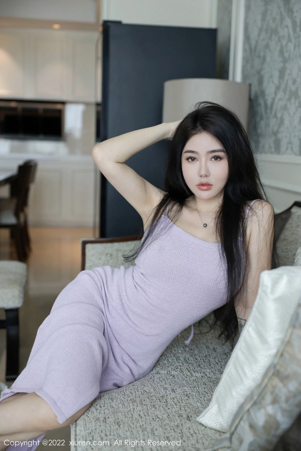 [[XiuRen秀人网]秀人网]No.5336_女神Manuela玛鲁娜三亚旅拍淡紫色吊带裙秀浑圆翘臀诱惑写真77P