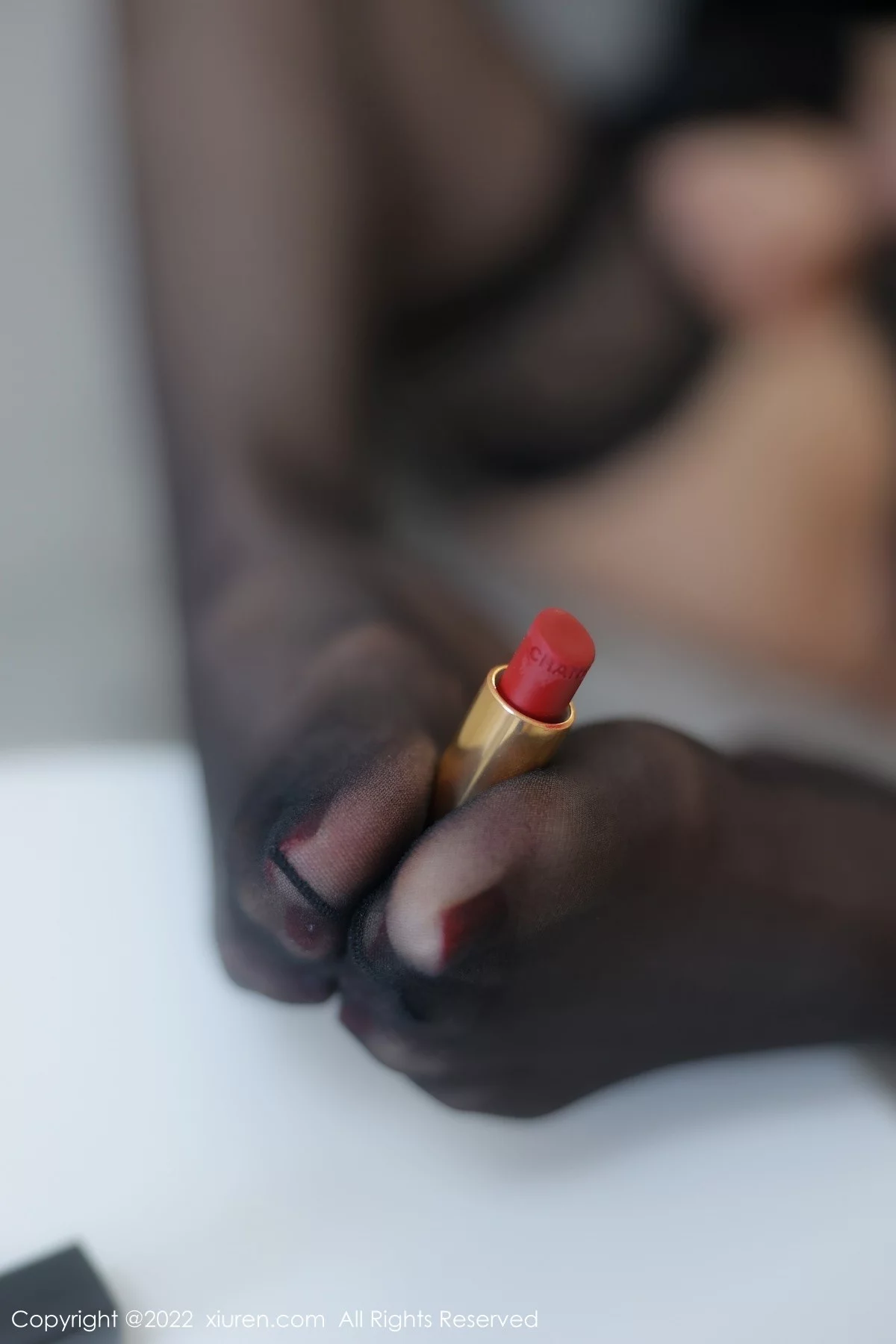 [[XiuRen秀人网]秀人网]No.5335_模特诗诗kiki大理旅拍半脱黑色条纹T恤露性感蕾丝内衣诱惑写真83P