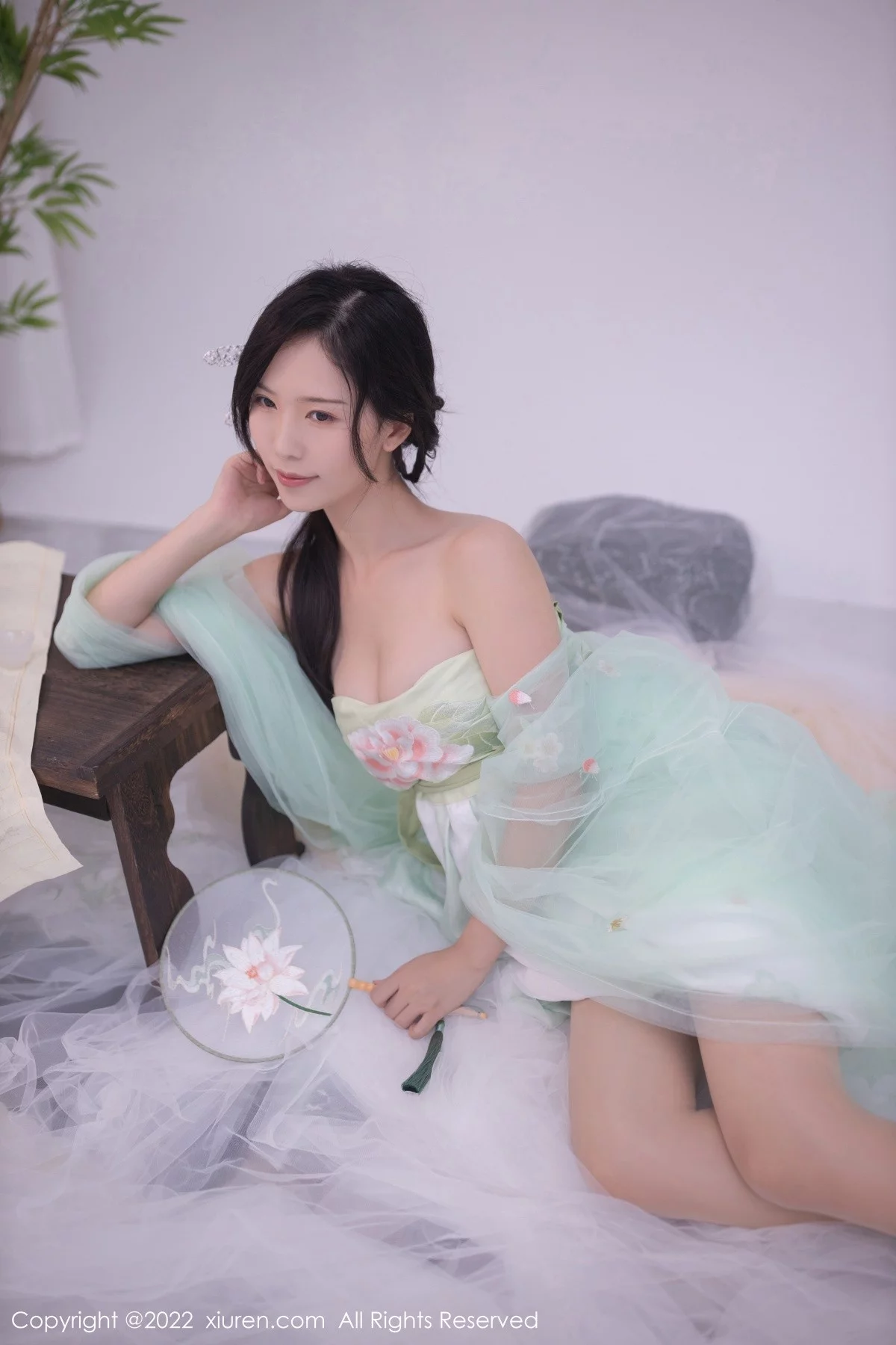 [[XiuRen秀人网]秀人网]No.5345_模特利世私房性感淡绿色轻透古装服饰透视秀火辣身材诱惑写真72P