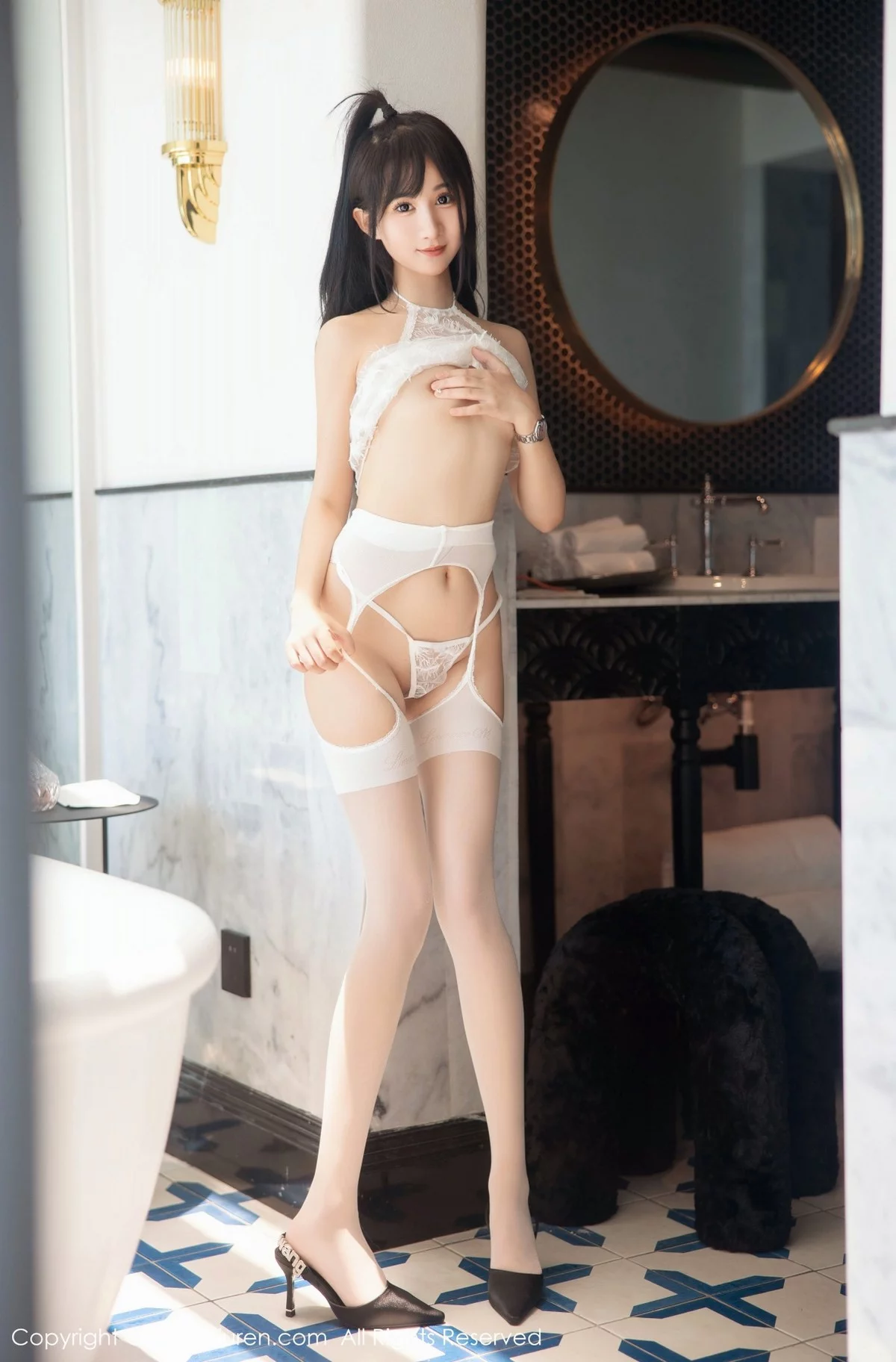 [[XiuRen秀人网]秀人网]No.5344_女神小果冻儿大理旅拍白色轻透服饰配白丝吊袜完美诱惑写真104P