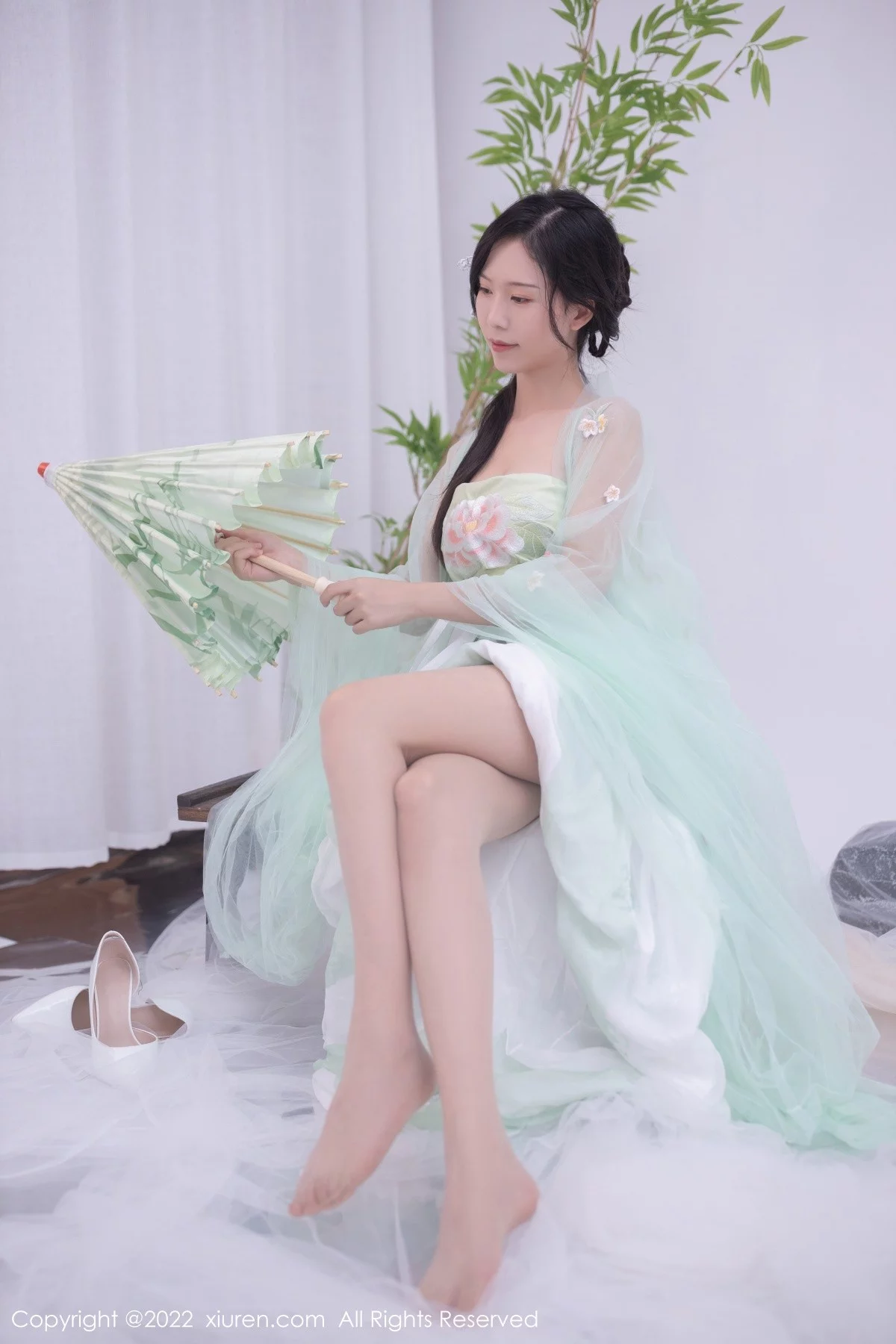 [[XiuRen秀人网]秀人网]No.5345_模特利世私房性感淡绿色轻透古装服饰透视秀火辣身材诱惑写真72P