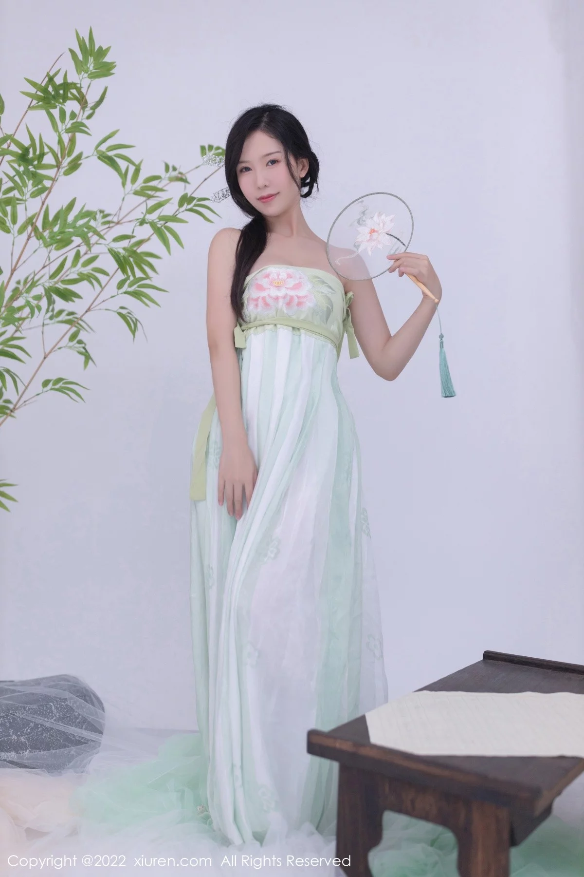 [[XiuRen秀人网]秀人网]No.5345_模特利世私房性感淡绿色轻透古装服饰透视秀火辣身材诱惑写真72P