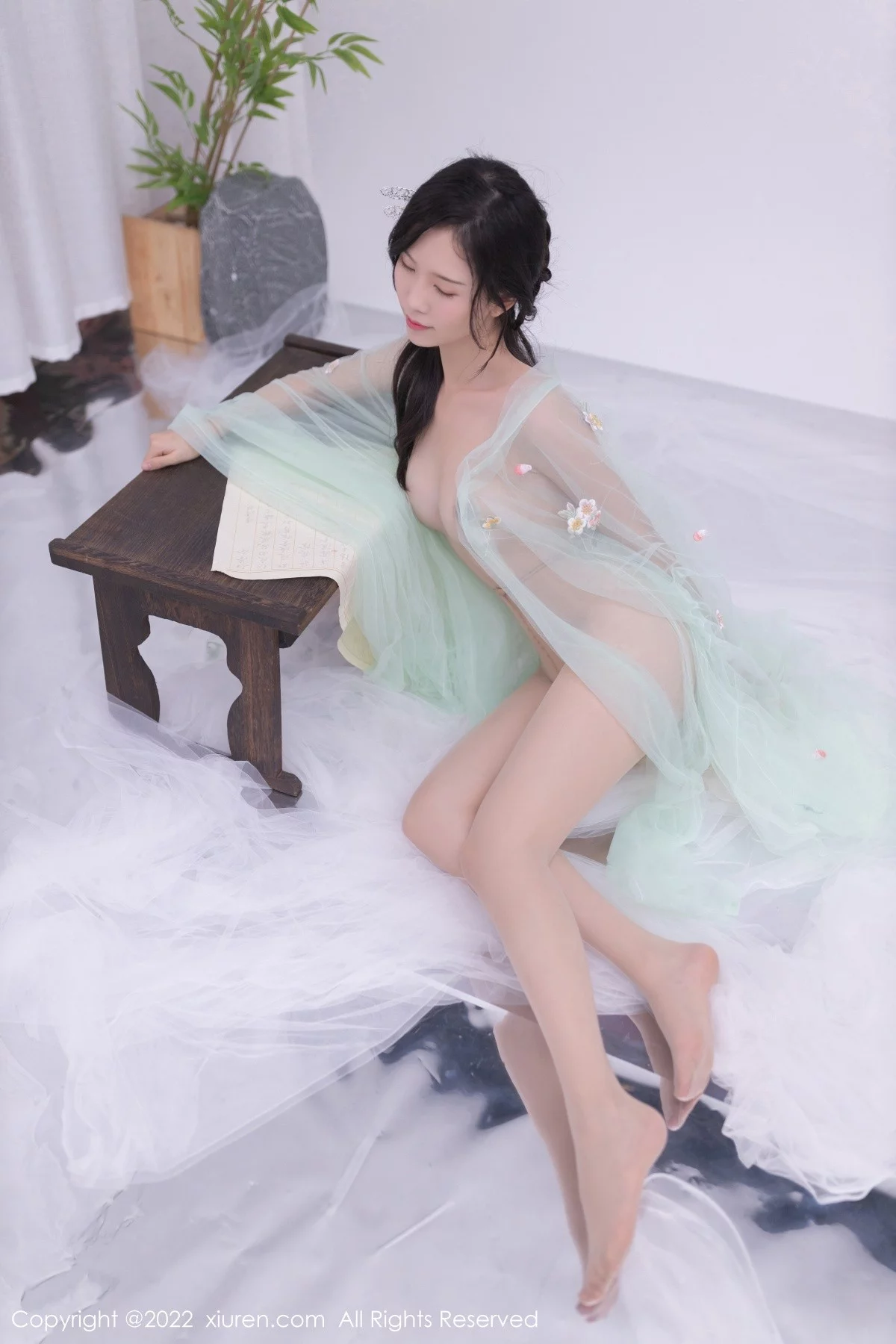 [[XiuRen秀人网]秀人网]No.5345_模特利世私房性感淡绿色轻透古装服饰透视秀火辣身材诱惑写真72P