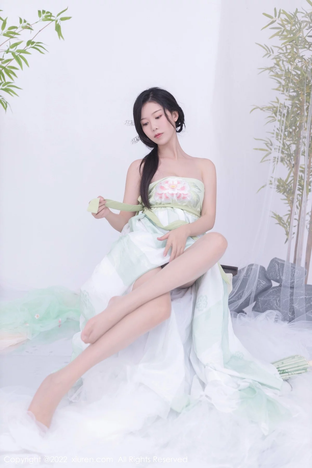 [[XiuRen秀人网]秀人网]No.5345_模特利世私房性感淡绿色轻透古装服饰透视秀火辣身材诱惑写真72P