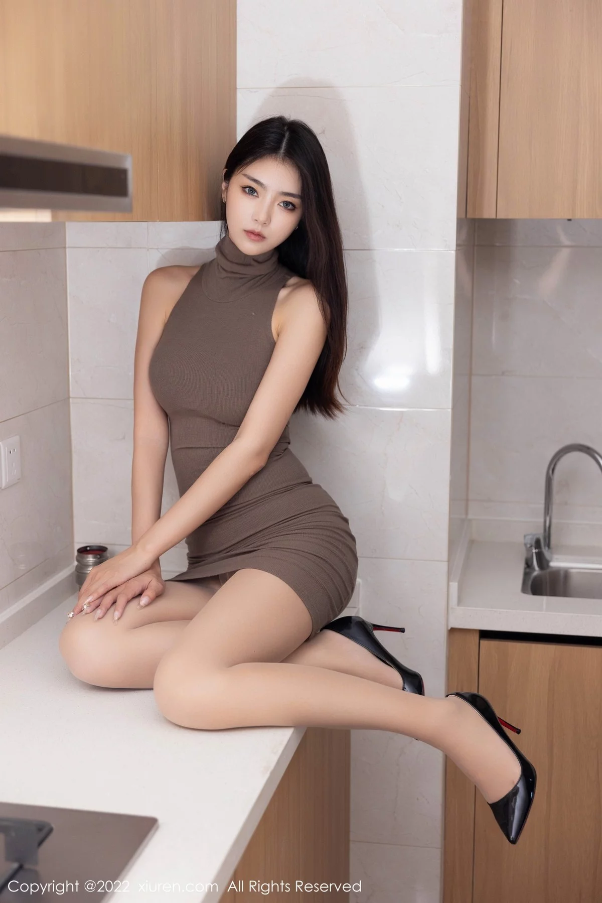 [[XiuRen秀人网]秀人网]No.5342_模特可乐Vicky私房性感咖啡色收身连衣短裙秀完美身材诱惑写真50P