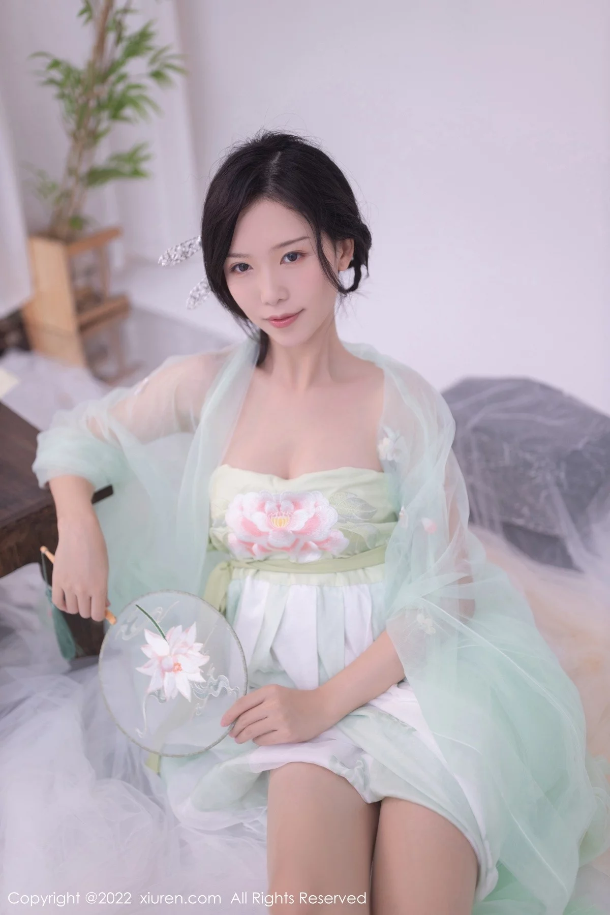 [[XiuRen秀人网]秀人网]No.5345_模特利世私房性感淡绿色轻透古装服饰透视秀火辣身材诱惑写真72P