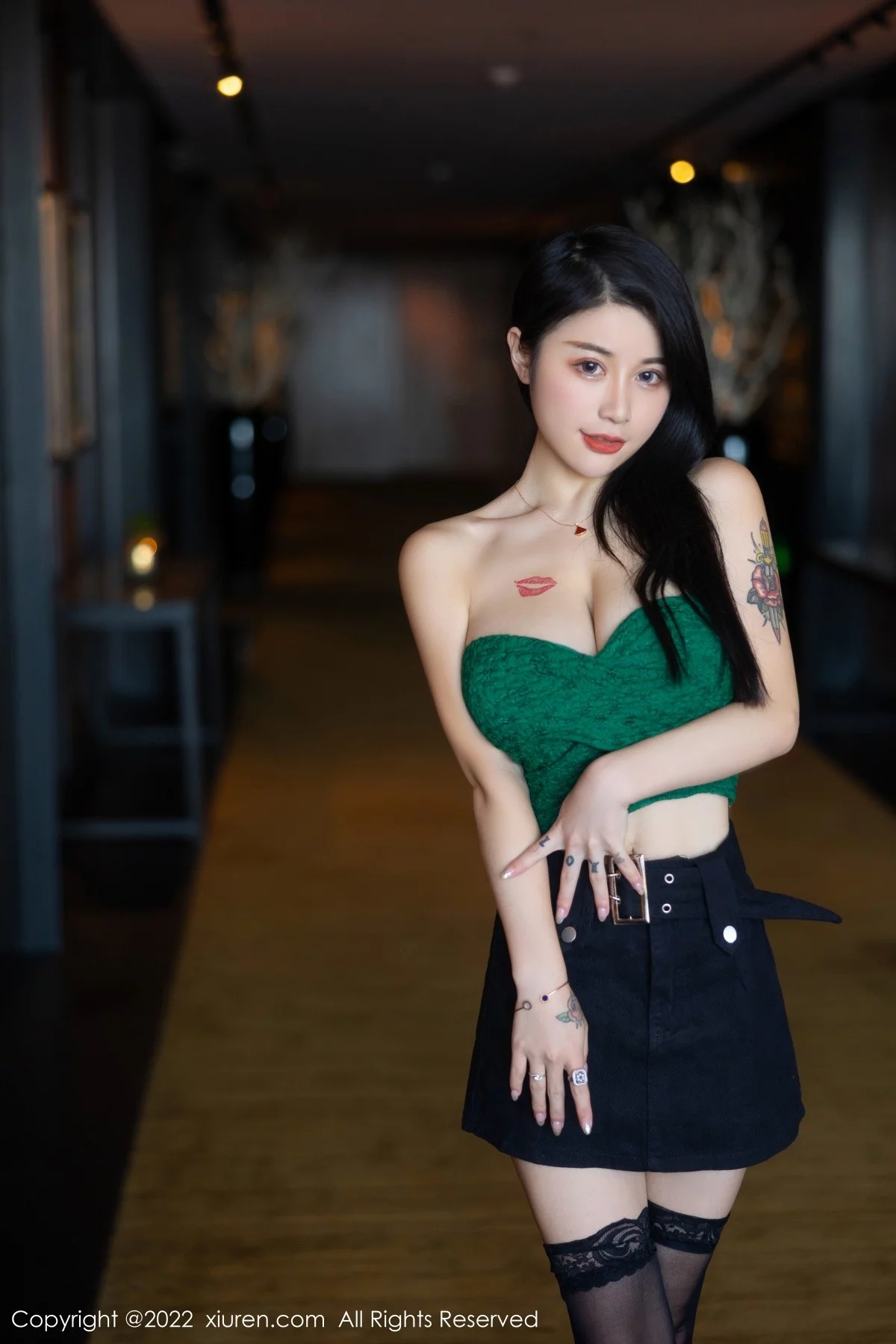 [[XiuRen秀人网]秀人网]No.5455_模特美七Mia西双版纳旅拍露肩短装配黑短裙秀惹火身材诱惑写真75P