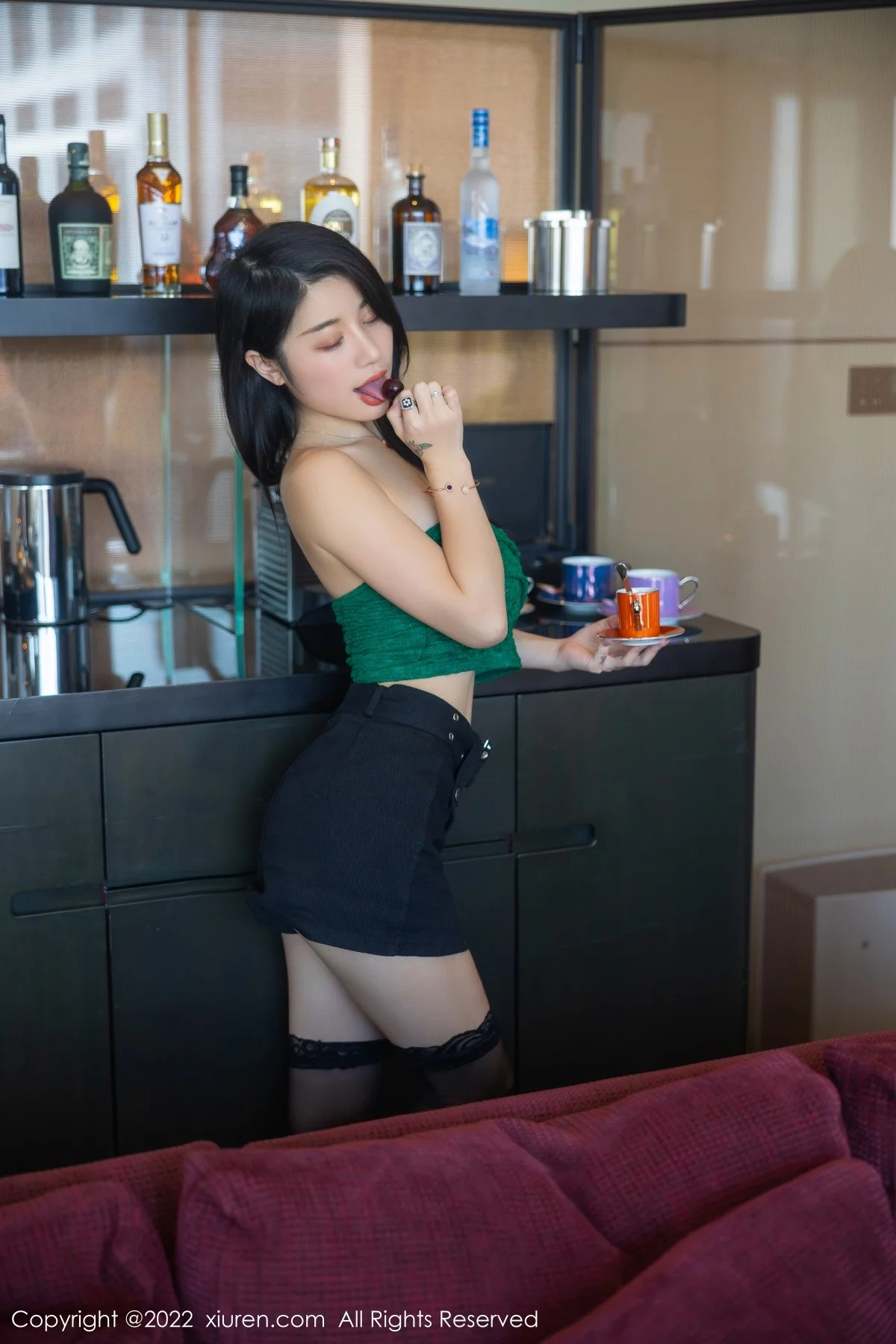 [[XiuRen秀人网]秀人网]No.5455_模特美七Mia西双版纳旅拍露肩短装配黑短裙秀惹火身材诱惑写真75P