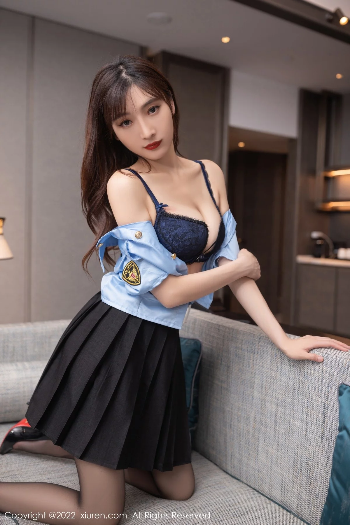 [[XiuRen秀人网]秀人网]No.5461_模特陆萱萱性感女警官制服半脱露深蓝色蕾丝内衣完美诱惑写真84P