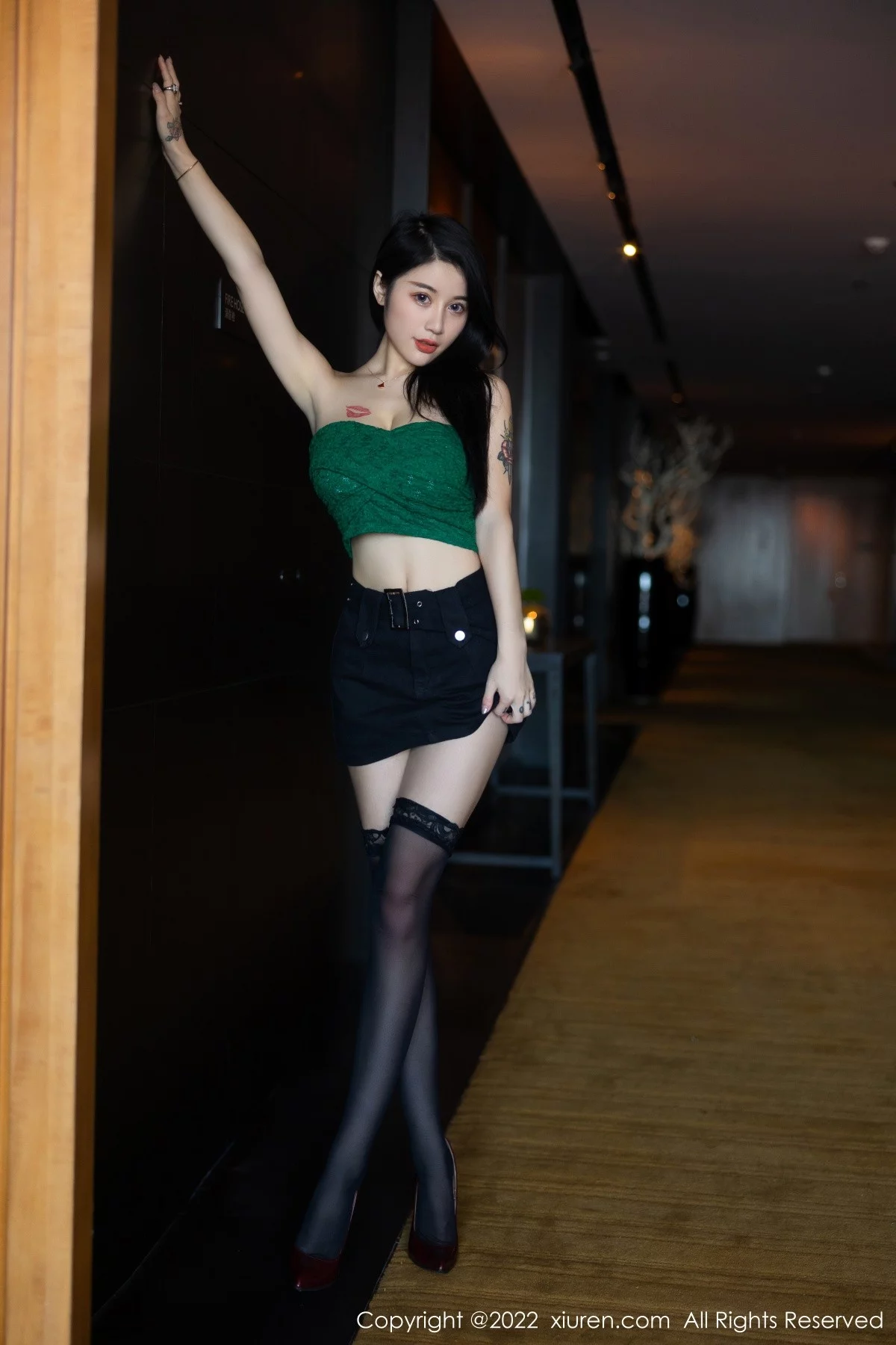 [[XiuRen秀人网]秀人网]No.5455_模特美七Mia西双版纳旅拍露肩短装配黑短裙秀惹火身材诱惑写真75P