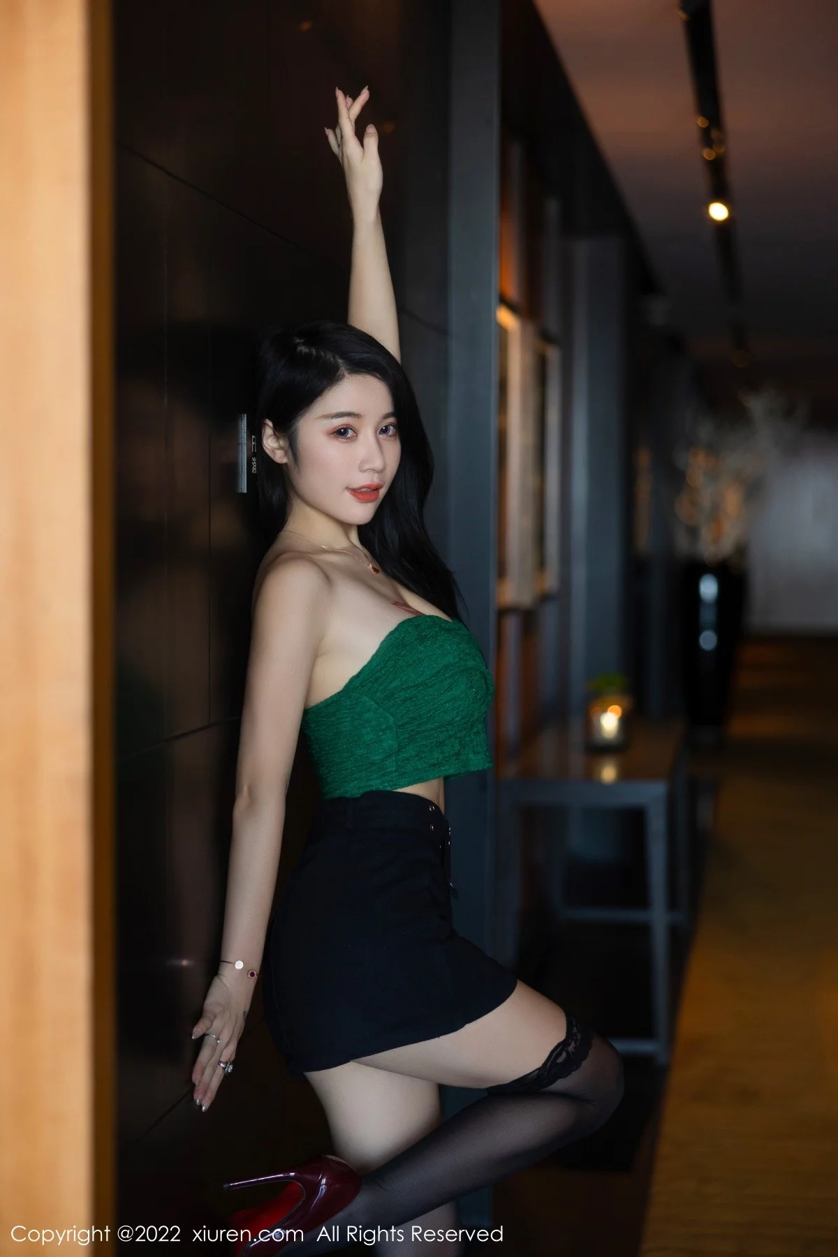 [[XiuRen秀人网]秀人网]No.5455_模特美七Mia西双版纳旅拍露肩短装配黑短裙秀惹火身材诱惑写真75P