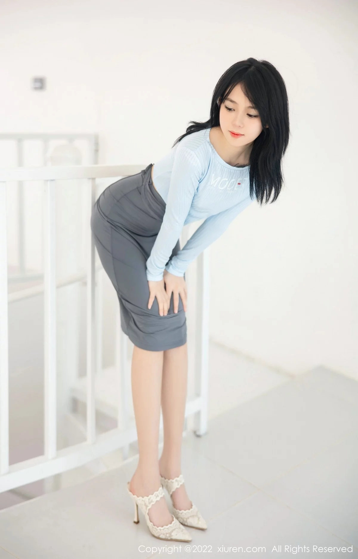 [[XiuRen秀人网]秀人网]No.5453_模特小麦是只喵大理旅拍私房性感灰色短裙露浑圆翘臀诱惑写真96P