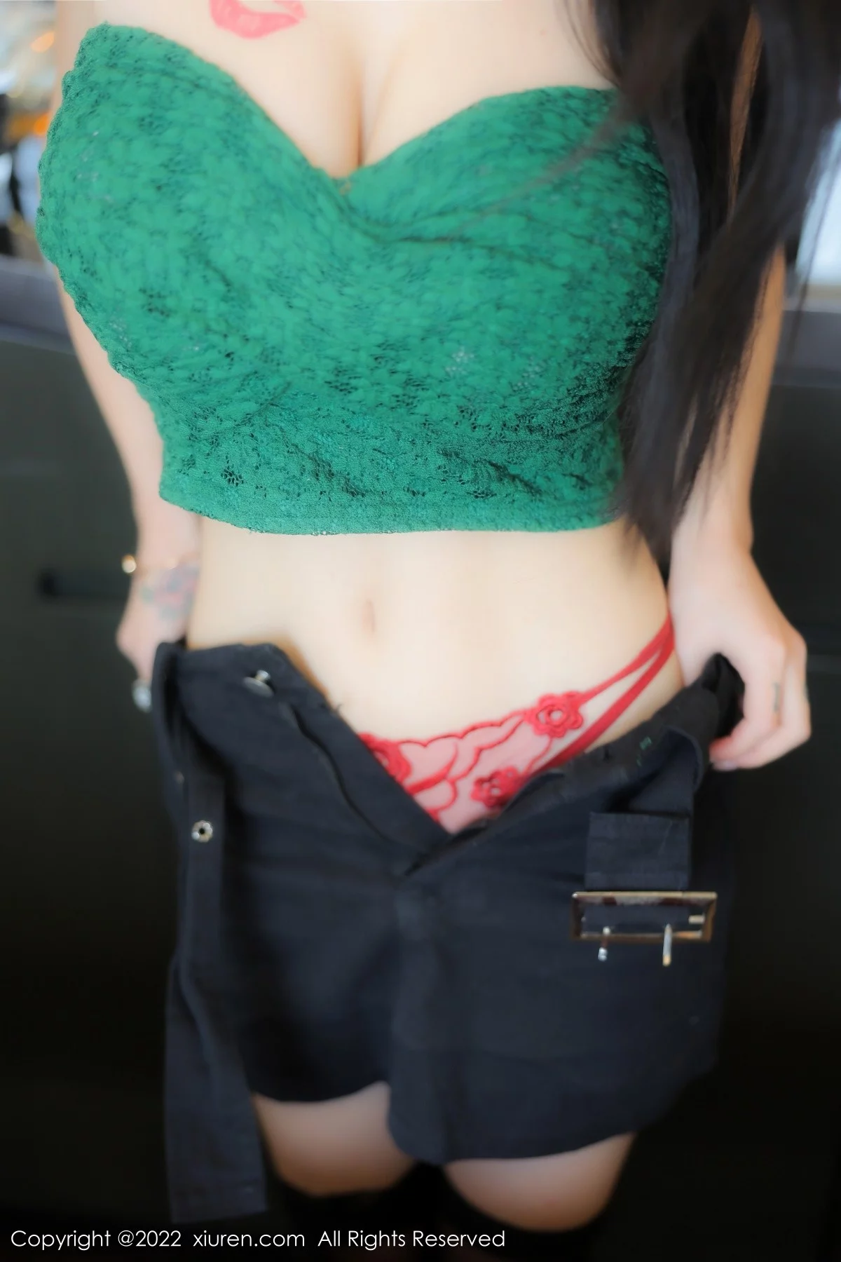 [[XiuRen秀人网]秀人网]No.5455_模特美七Mia西双版纳旅拍露肩短装配黑短裙秀惹火身材诱惑写真75P