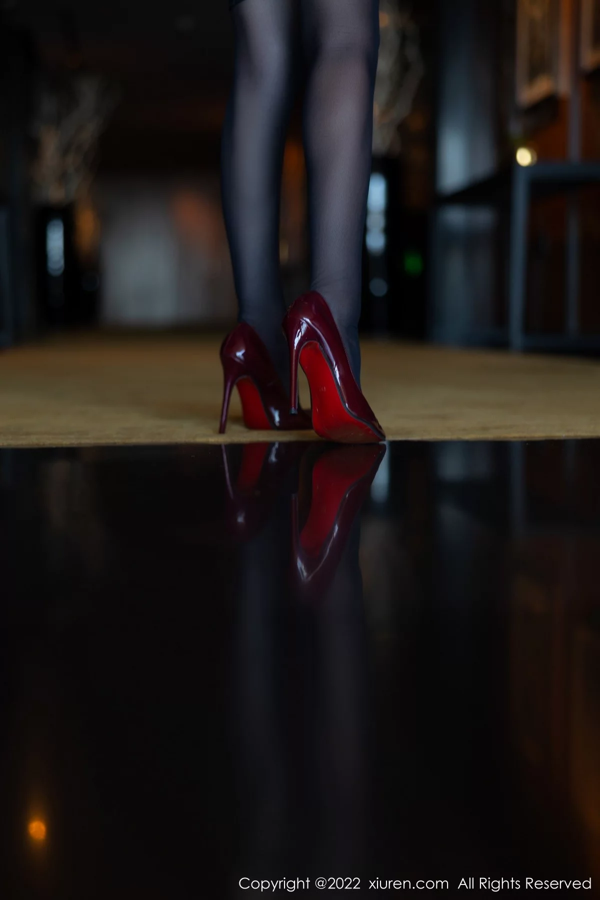 [[XiuRen秀人网]秀人网]No.5455_模特美七Mia西双版纳旅拍露肩短装配黑短裙秀惹火身材诱惑写真75P