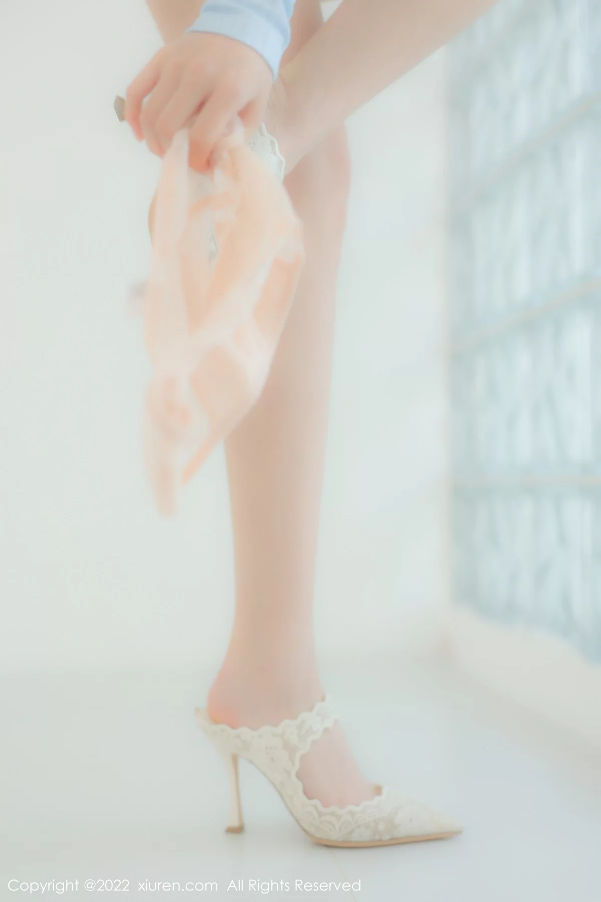 [[XiuRen秀人网]秀人网]No.5453_模特小麦是只喵大理旅拍私房性感灰色短裙露浑圆翘臀诱惑写真96P