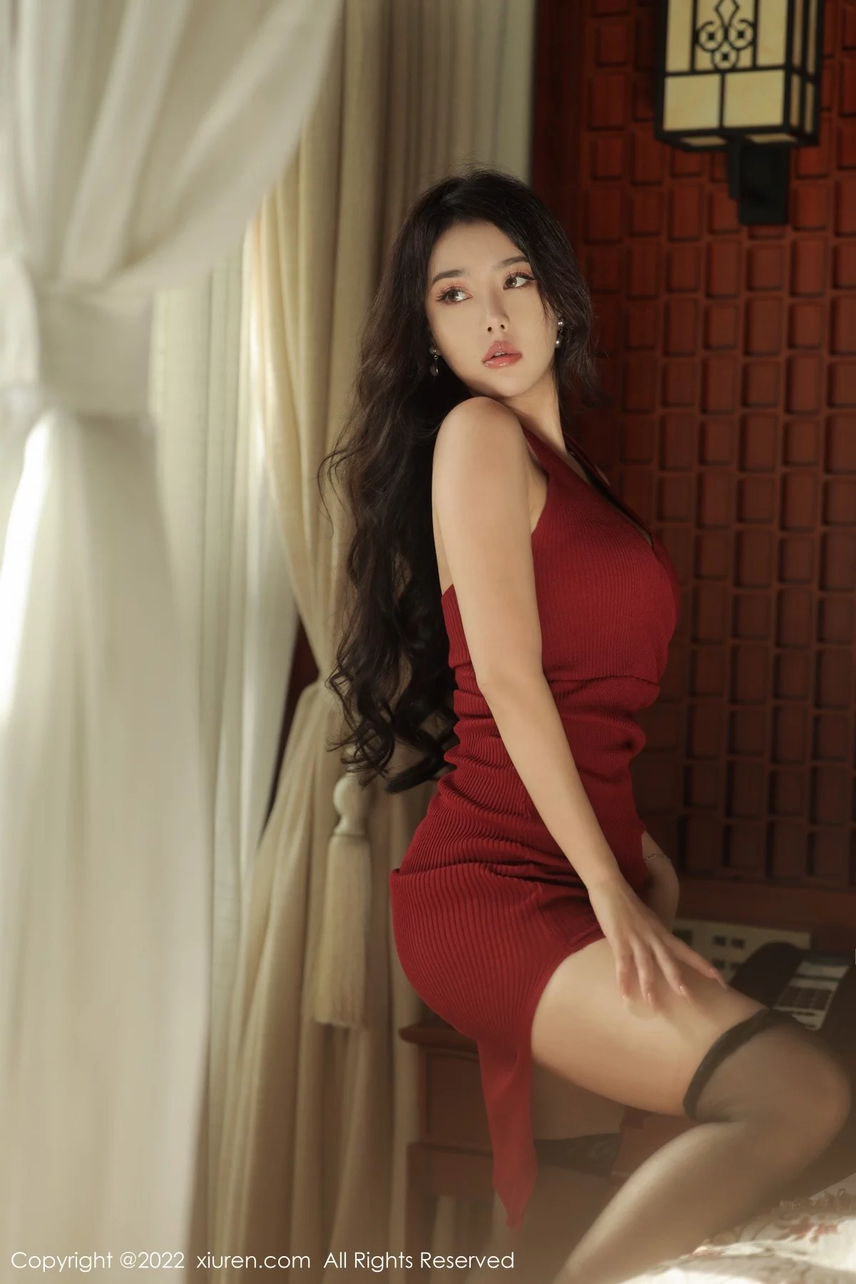 [[XiuRen秀人网]秀人网]No.5457_女神玛鲁娜三亚旅拍红色露肩连衣短裙配黑丝袜秀翘臀诱惑写真56P