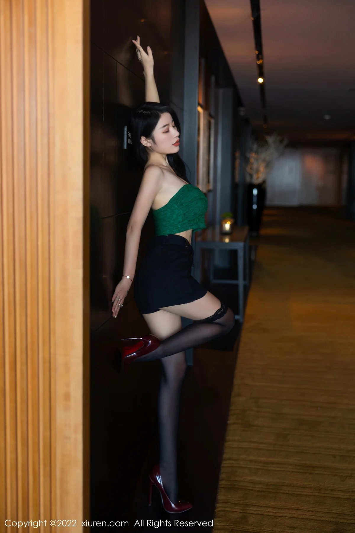 [[XiuRen秀人网]秀人网]No.5455_模特美七Mia西双版纳旅拍露肩短装配黑短裙秀惹火身材诱惑写真75P