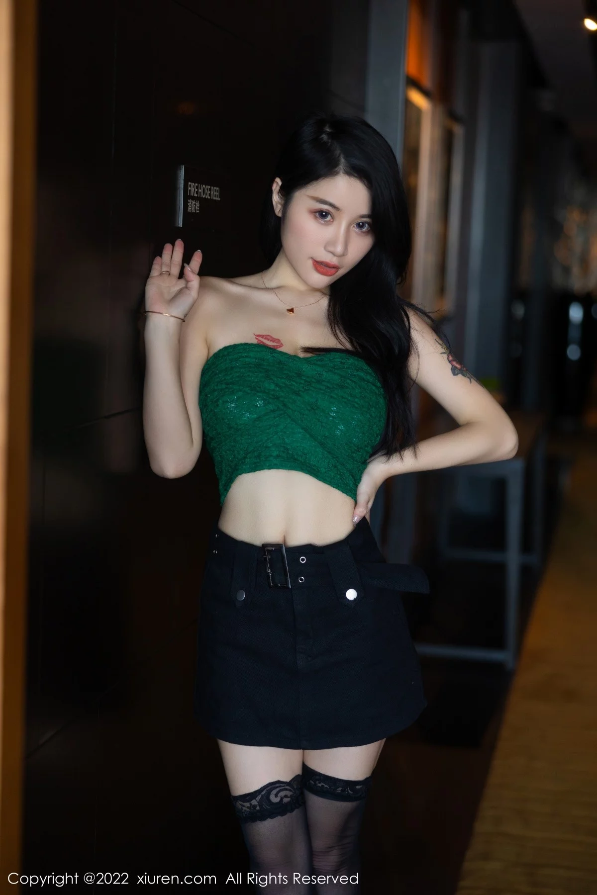 [[XiuRen秀人网]秀人网]No.5455_模特美七Mia西双版纳旅拍露肩短装配黑短裙秀惹火身材诱惑写真75P