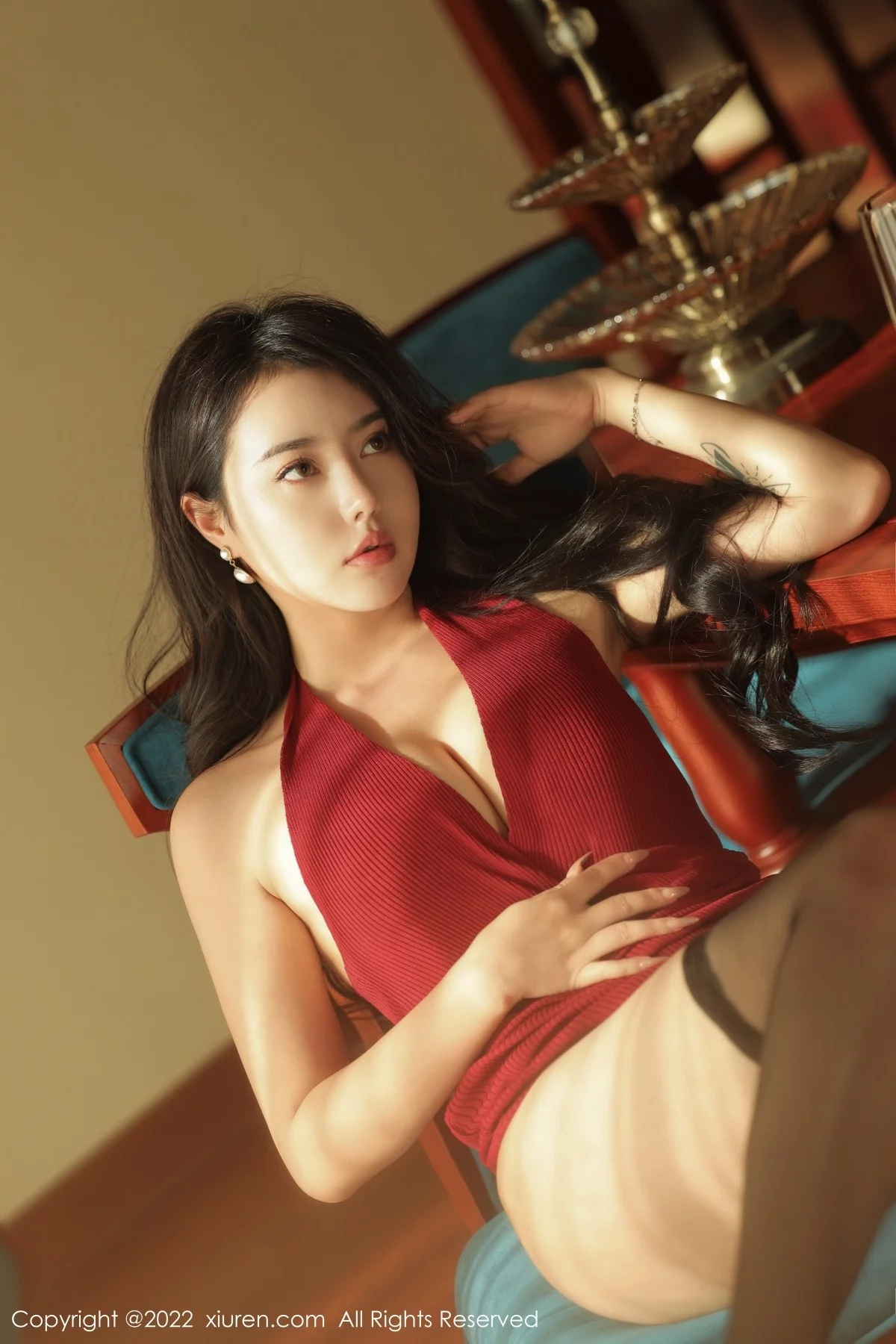 [[XiuRen秀人网]秀人网]No.5457_女神玛鲁娜三亚旅拍红色露肩连衣短裙配黑丝袜秀翘臀诱惑写真56P