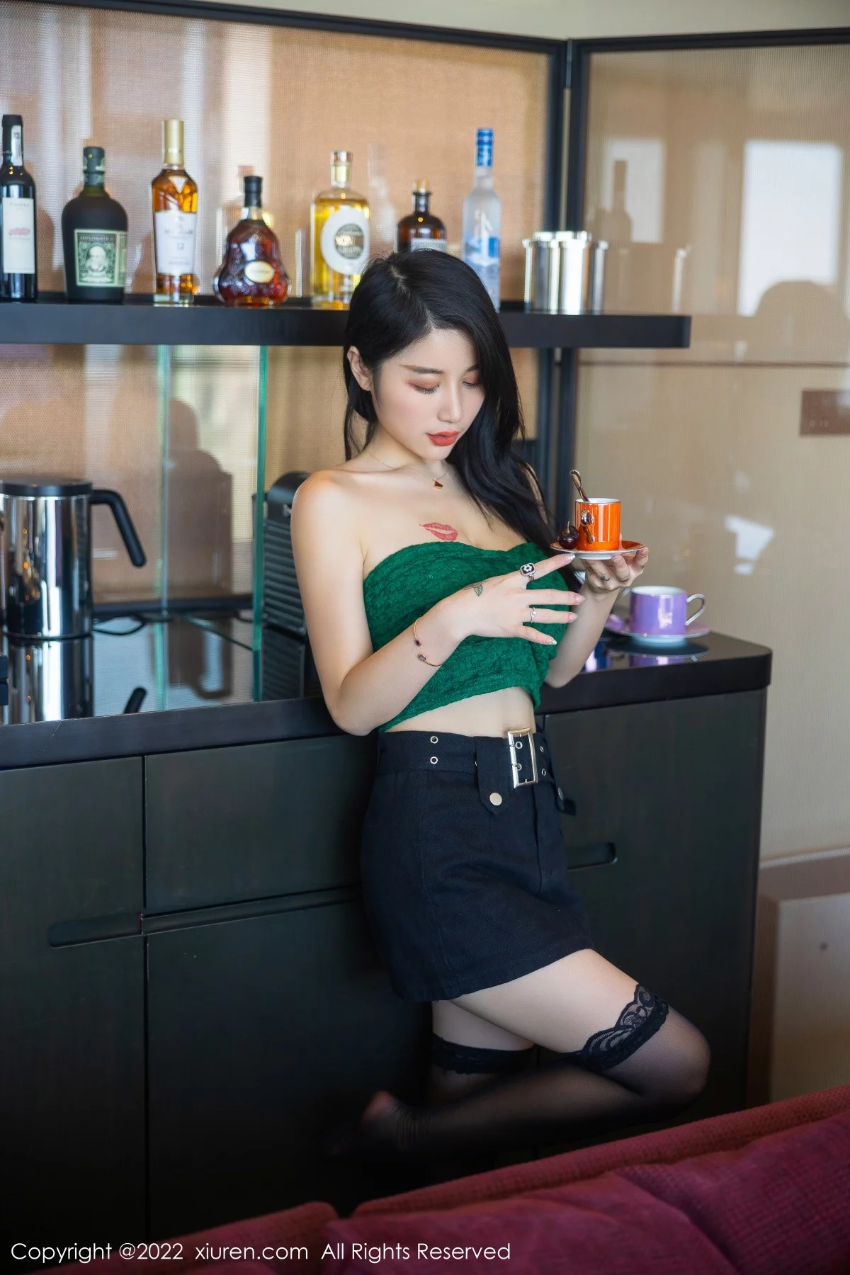 [[XiuRen秀人网]秀人网]No.5455_模特美七Mia西双版纳旅拍露肩短装配黑短裙秀惹火身材诱惑写真75P