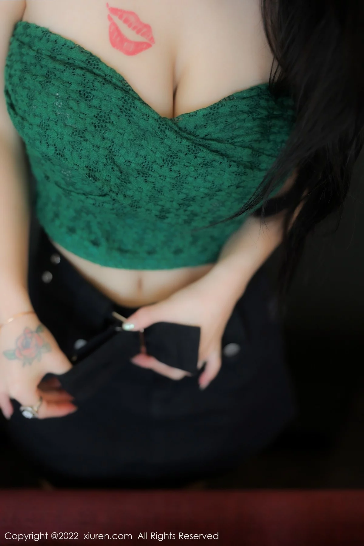 [[XiuRen秀人网]秀人网]No.5455_模特美七Mia西双版纳旅拍露肩短装配黑短裙秀惹火身材诱惑写真75P