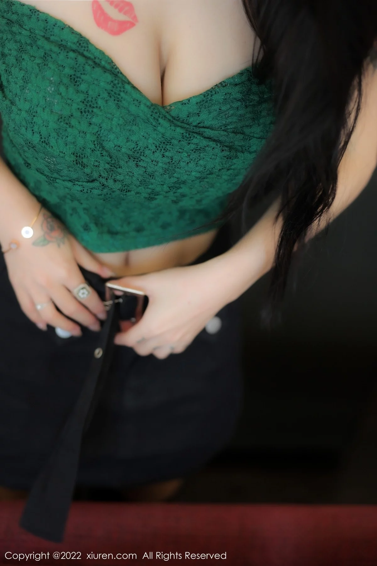 [[XiuRen秀人网]秀人网]No.5455_模特美七Mia西双版纳旅拍露肩短装配黑短裙秀惹火身材诱惑写真75P