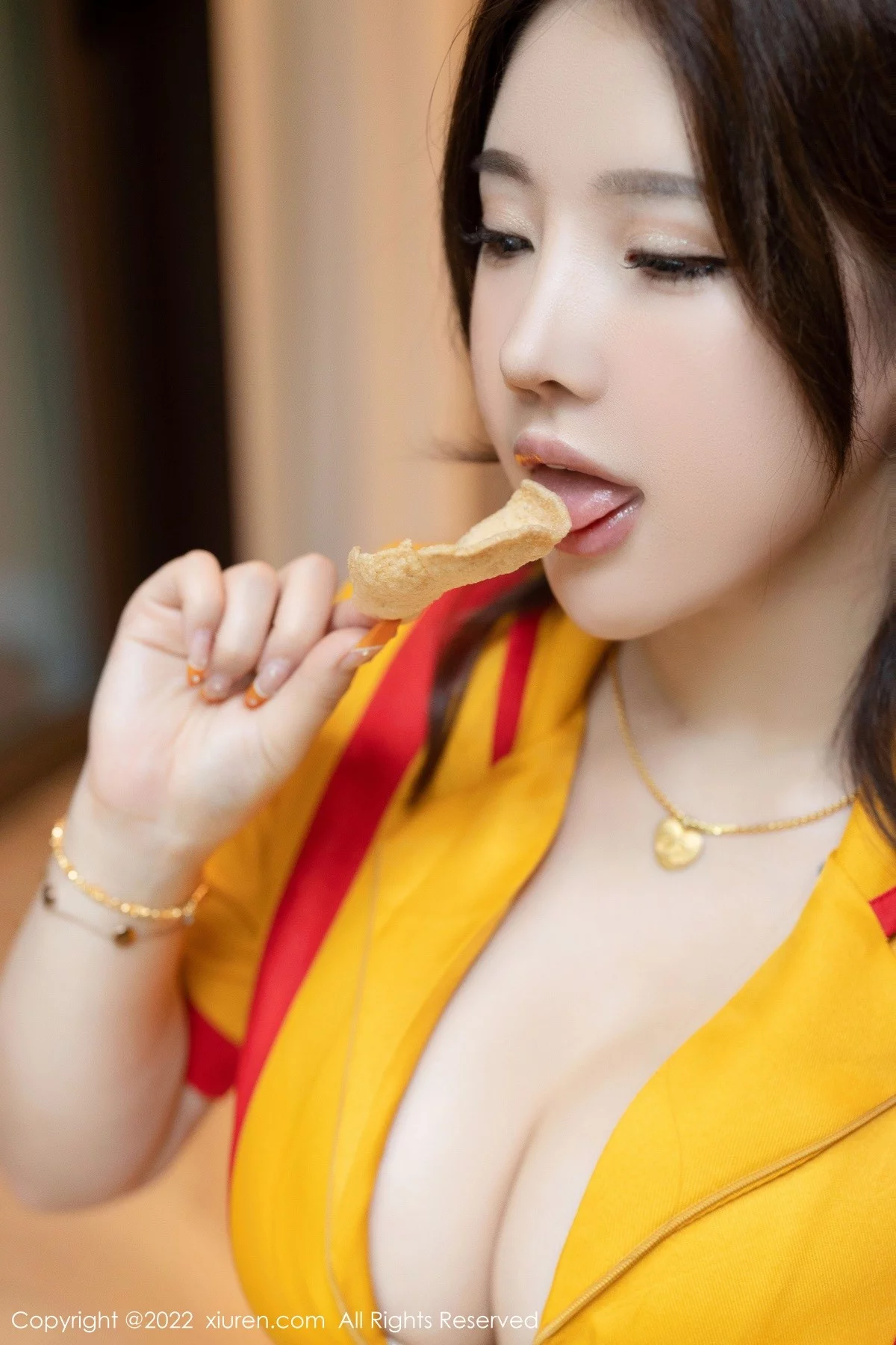 [[XiuRen秀人网]秀人网]No.5509_模特小海臀Rena海南旅拍服务员制服秀丰满身材撩人诱惑写真56P