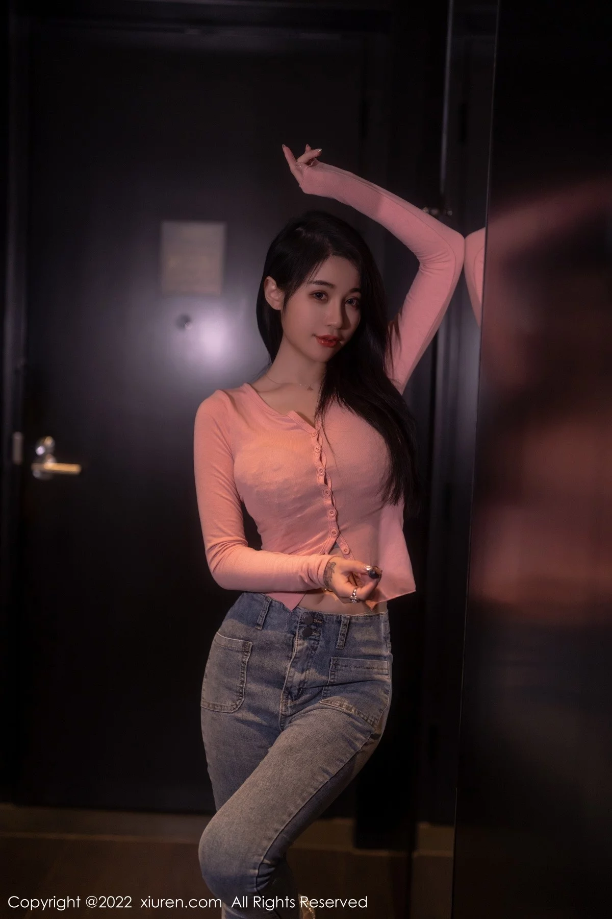 [[XiuRen秀人网]秀人网]No.5506_模特美七Mia西双版纳旅拍粉色上衣配牛仔裤露性感内衣诱惑写真65P