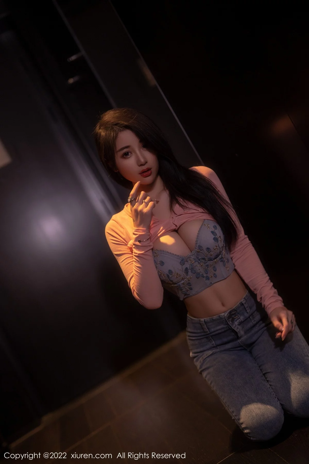 [[XiuRen秀人网]秀人网]No.5506_模特美七Mia西双版纳旅拍粉色上衣配牛仔裤露性感内衣诱惑写真65P