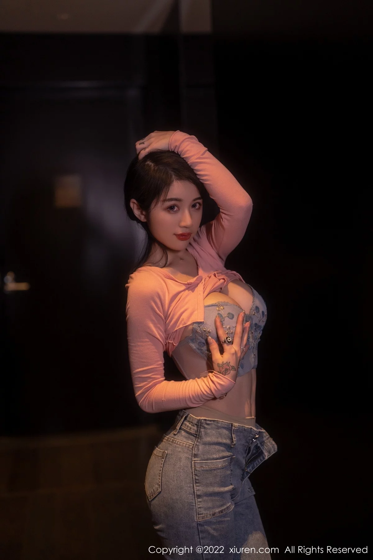 [[XiuRen秀人网]秀人网]No.5506_模特美七Mia西双版纳旅拍粉色上衣配牛仔裤露性感内衣诱惑写真65P