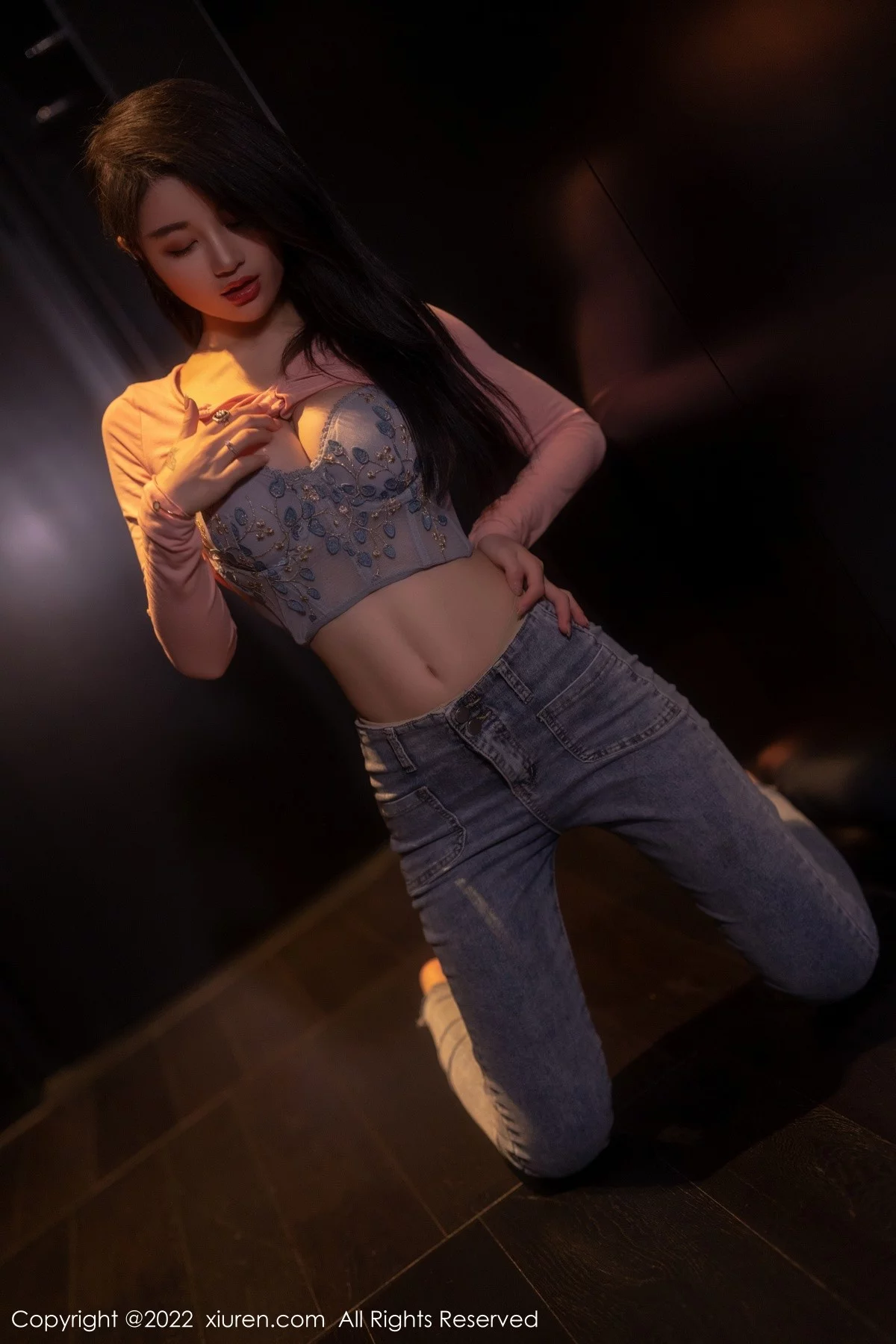 [[XiuRen秀人网]秀人网]No.5506_模特美七Mia西双版纳旅拍粉色上衣配牛仔裤露性感内衣诱惑写真65P