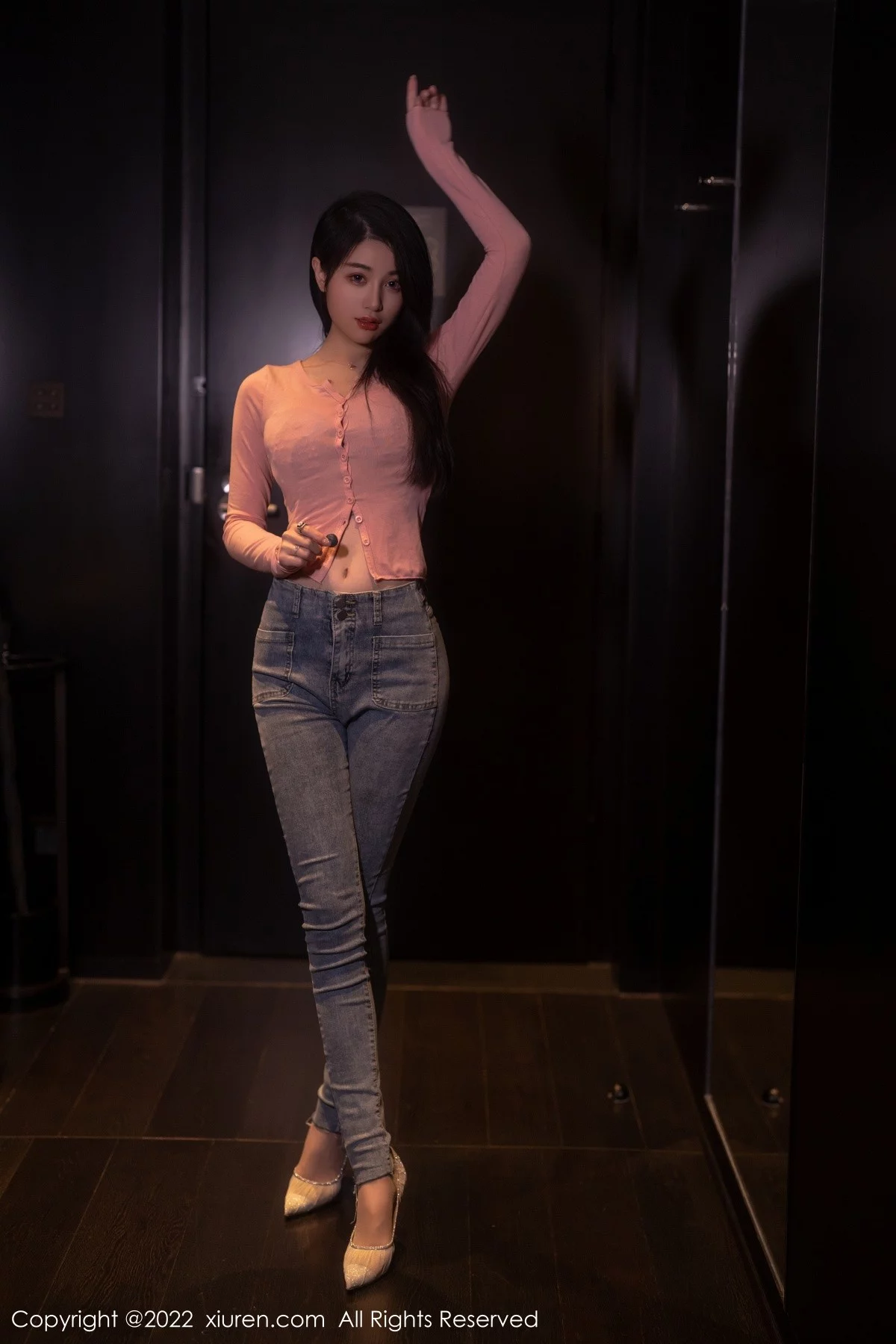 [[XiuRen秀人网]秀人网]No.5506_模特美七Mia西双版纳旅拍粉色上衣配牛仔裤露性感内衣诱惑写真65P