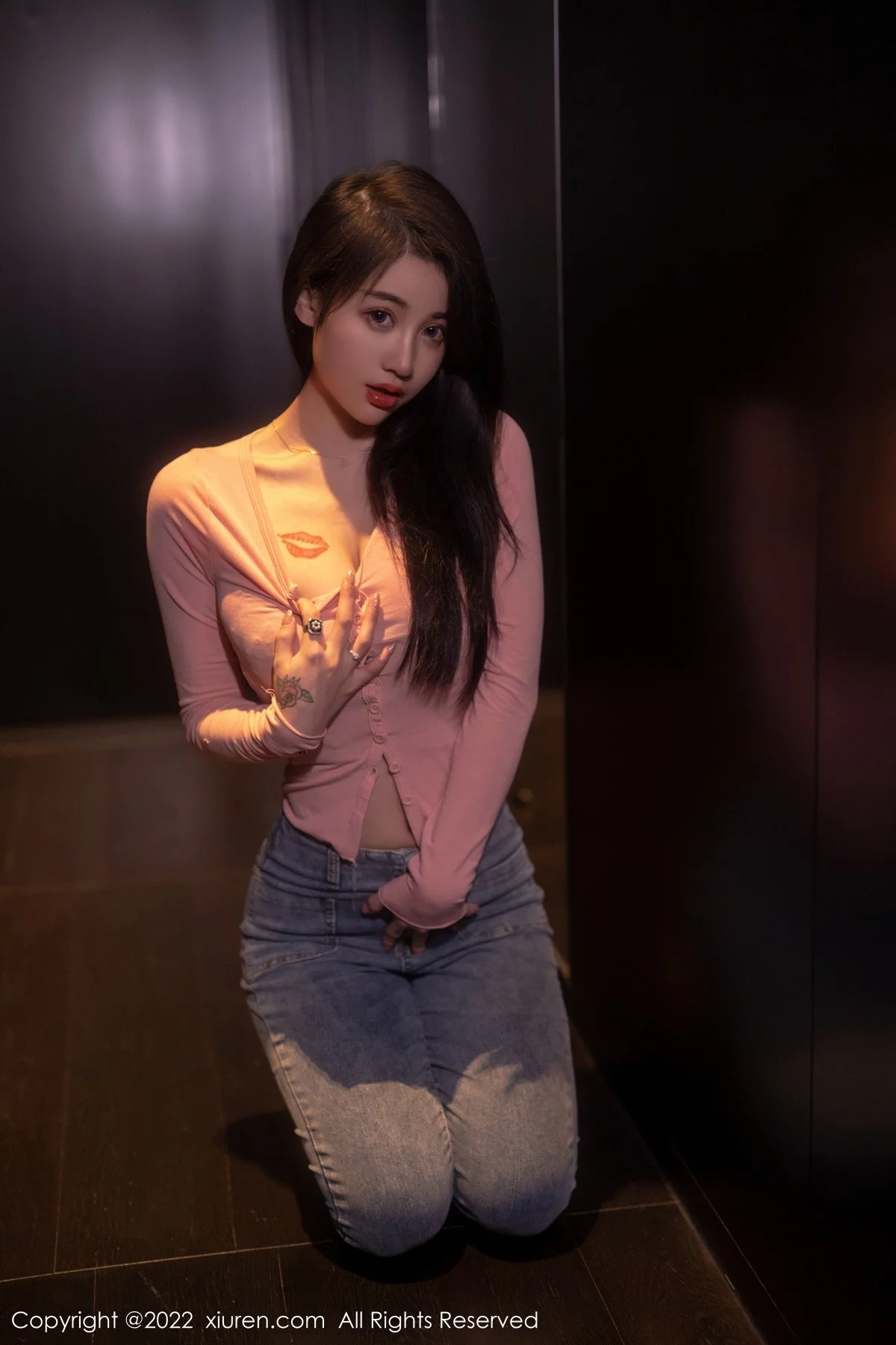 [[XiuRen秀人网]秀人网]No.5506_模特美七Mia西双版纳旅拍粉色上衣配牛仔裤露性感内衣诱惑写真65P