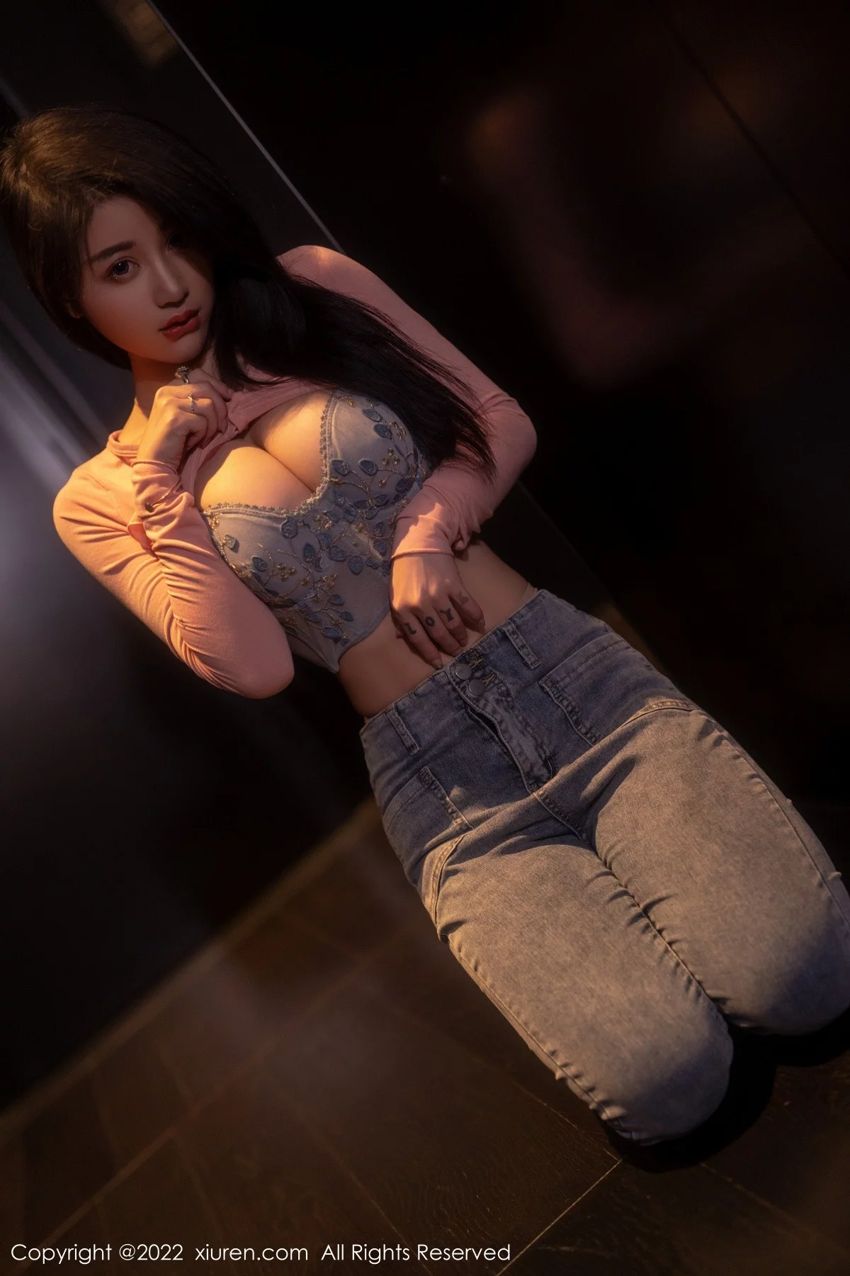 [[XiuRen秀人网]秀人网]No.5506_模特美七Mia西双版纳旅拍粉色上衣配牛仔裤露性感内衣诱惑写真65P