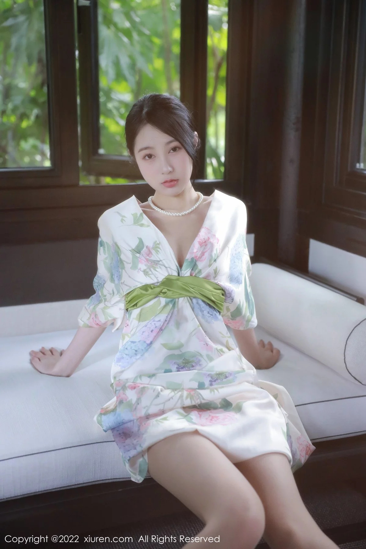 [[XiuRen秀人网]秀人网]No.5514_模特谢晚晚性感白色带花纹长裙配原色丝袜秀完美身材诱惑写真111P