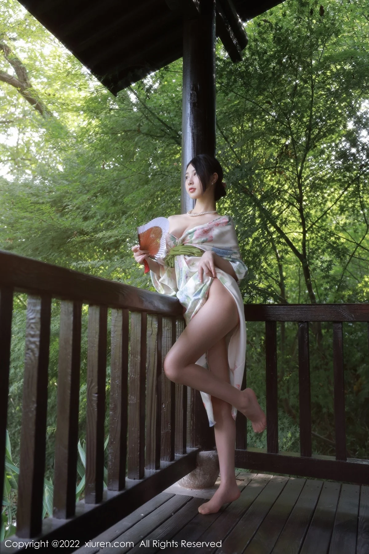 [[XiuRen秀人网]秀人网]No.5514_模特谢晚晚性感白色带花纹长裙配原色丝袜秀完美身材诱惑写真111P