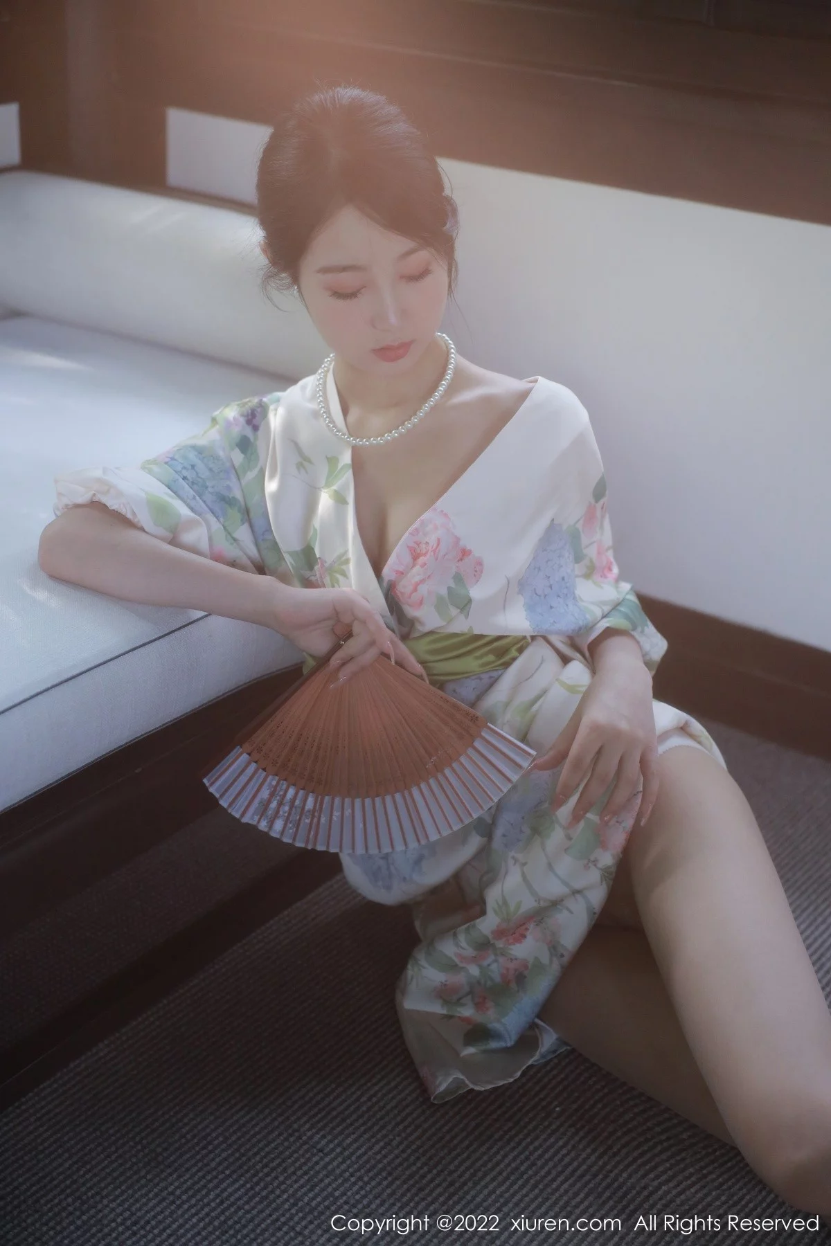 [[XiuRen秀人网]秀人网]No.5514_模特谢晚晚性感白色带花纹长裙配原色丝袜秀完美身材诱惑写真111P