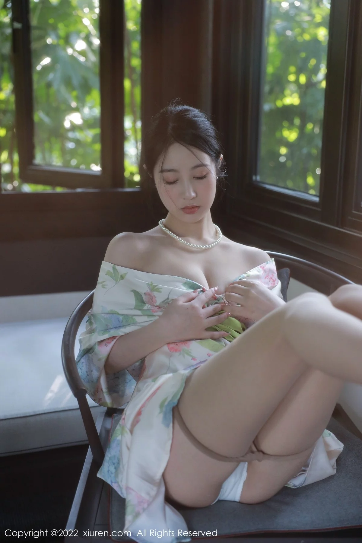 [[XiuRen秀人网]秀人网]No.5514_模特谢晚晚性感白色带花纹长裙配原色丝袜秀完美身材诱惑写真111P